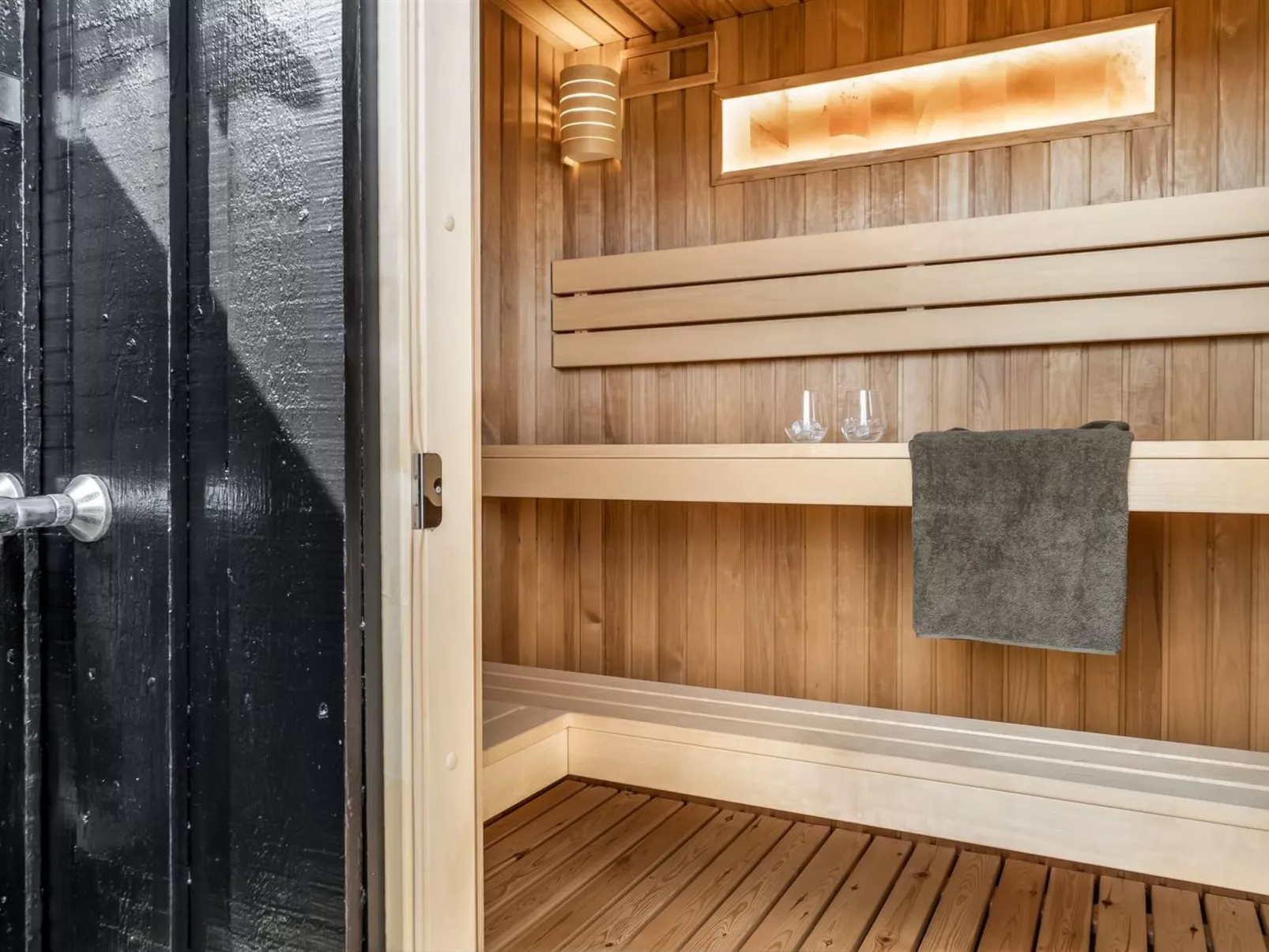 "Aatu" - 360m from the sea-Inside