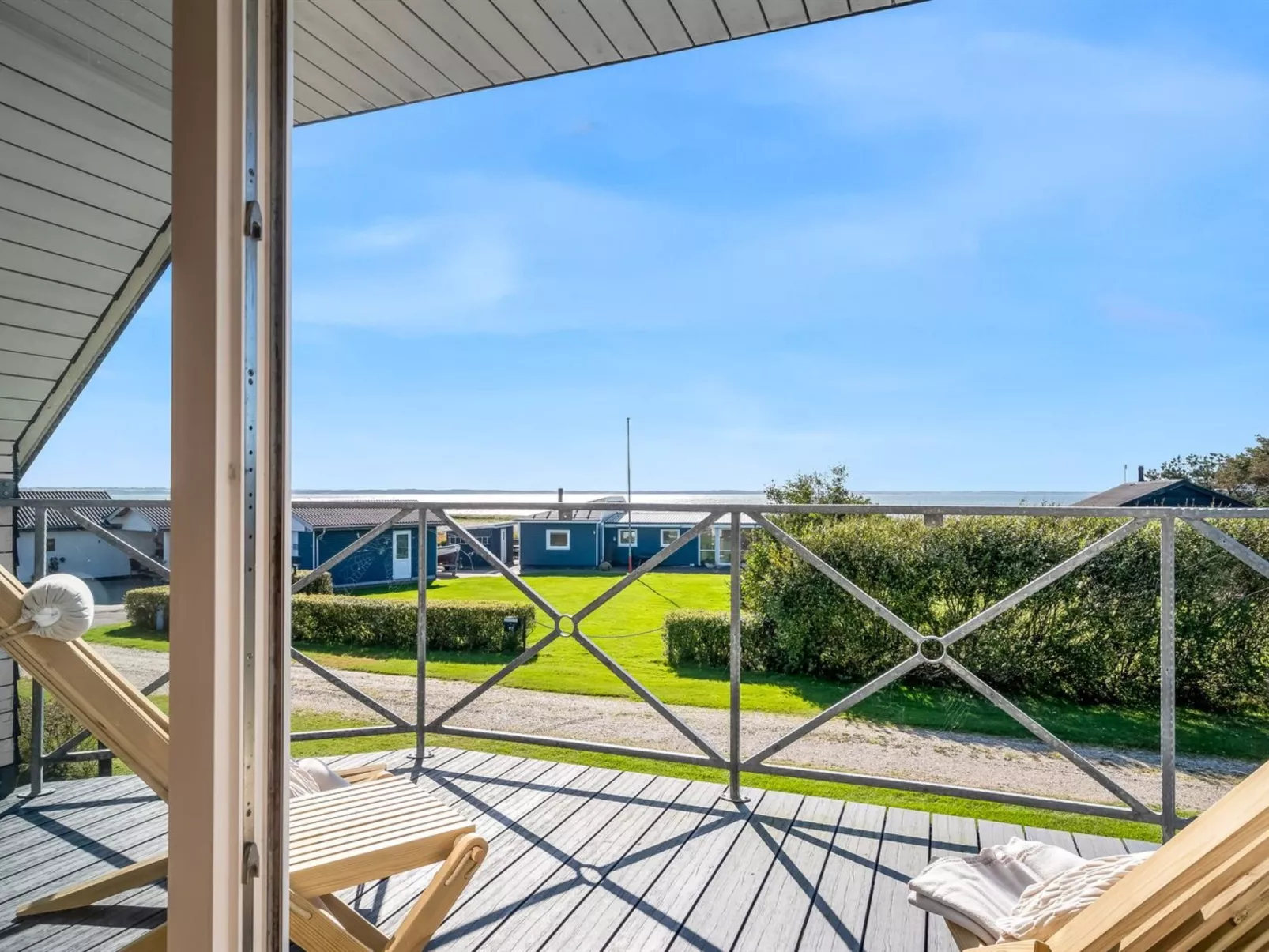 "Dunja" - 200m to the fjord-Draußen