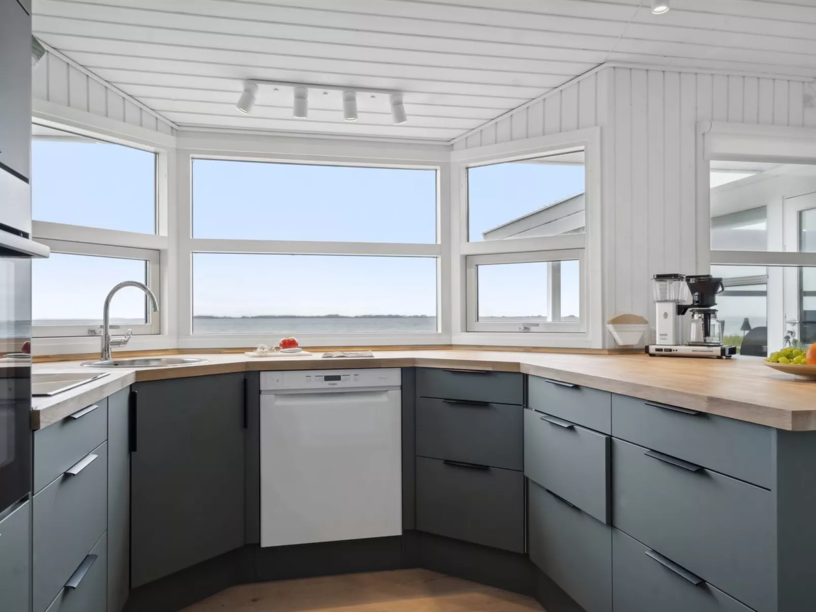 "Arnwith" - 20m from the sea-Inside