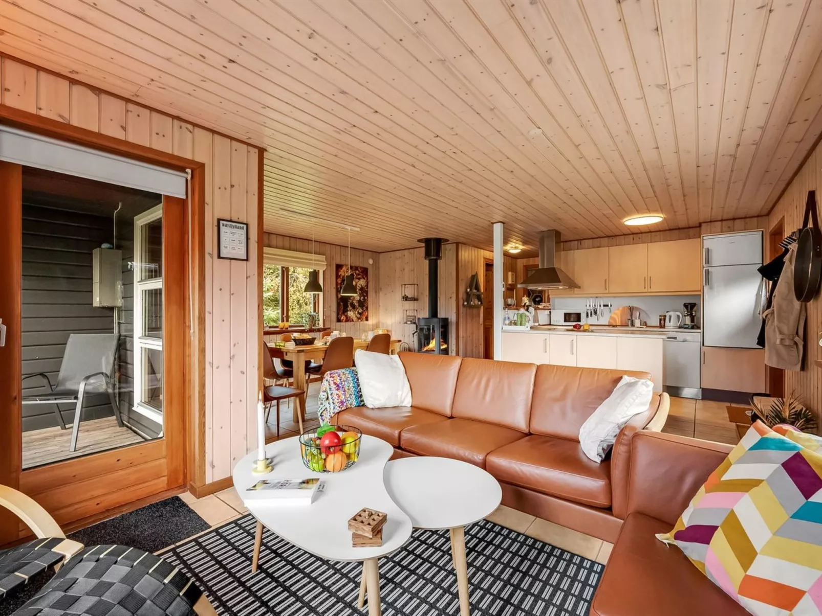 "Engeline" - 300m to the fjord-Drinnen