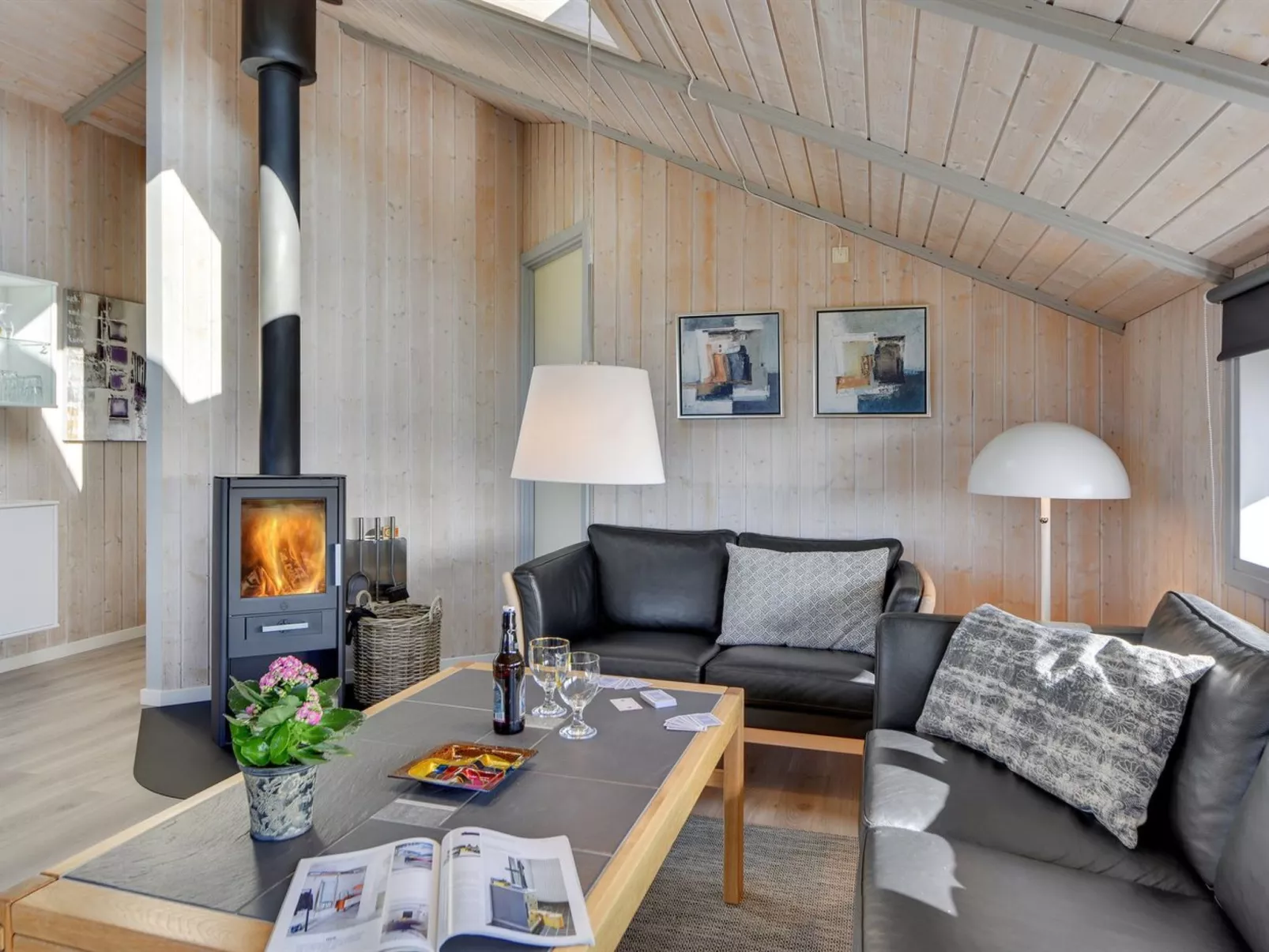 "Durita" - 600m to the fjord-Drinnen