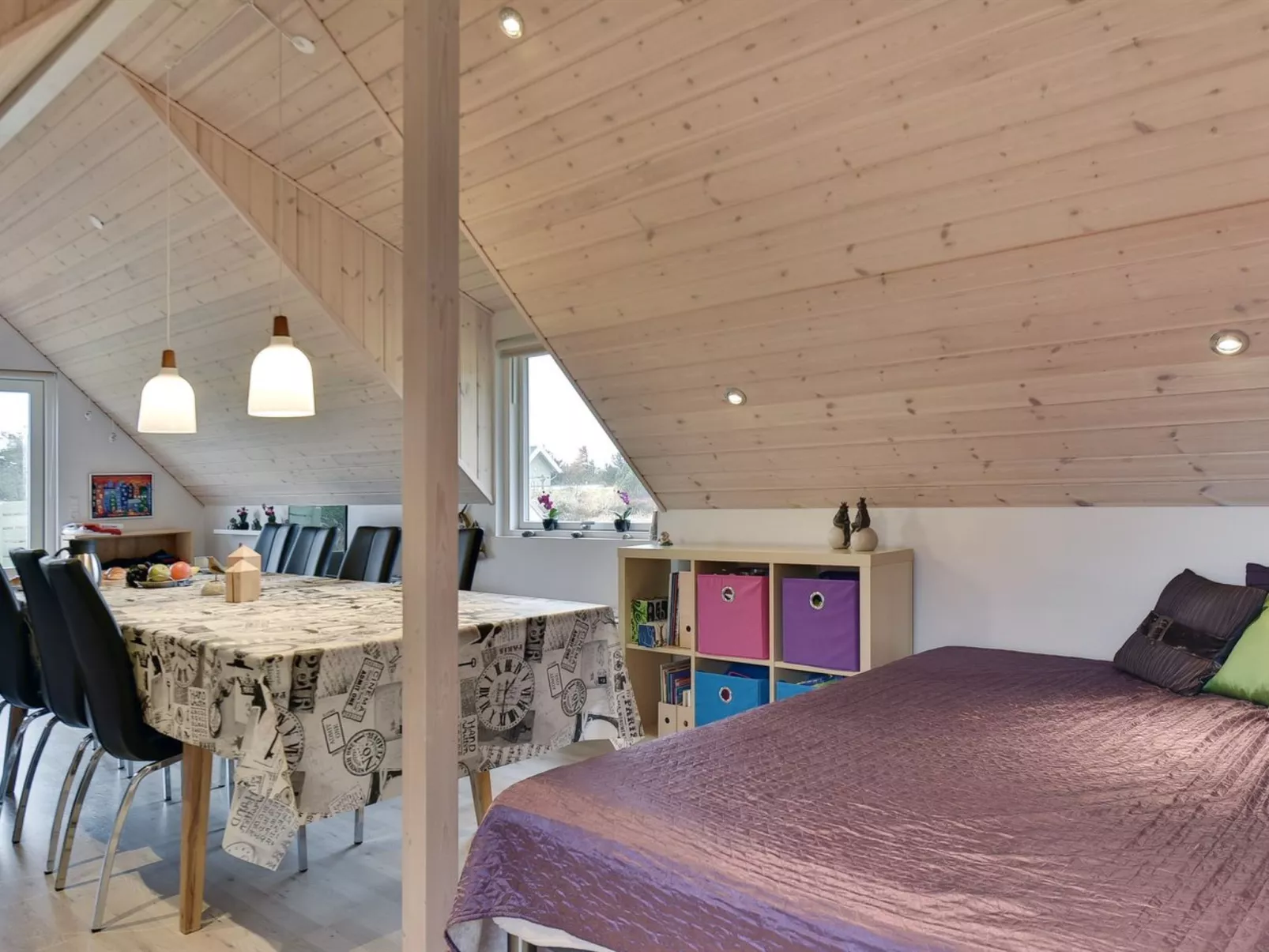 "Hinz" -  from the sea-Drinnen