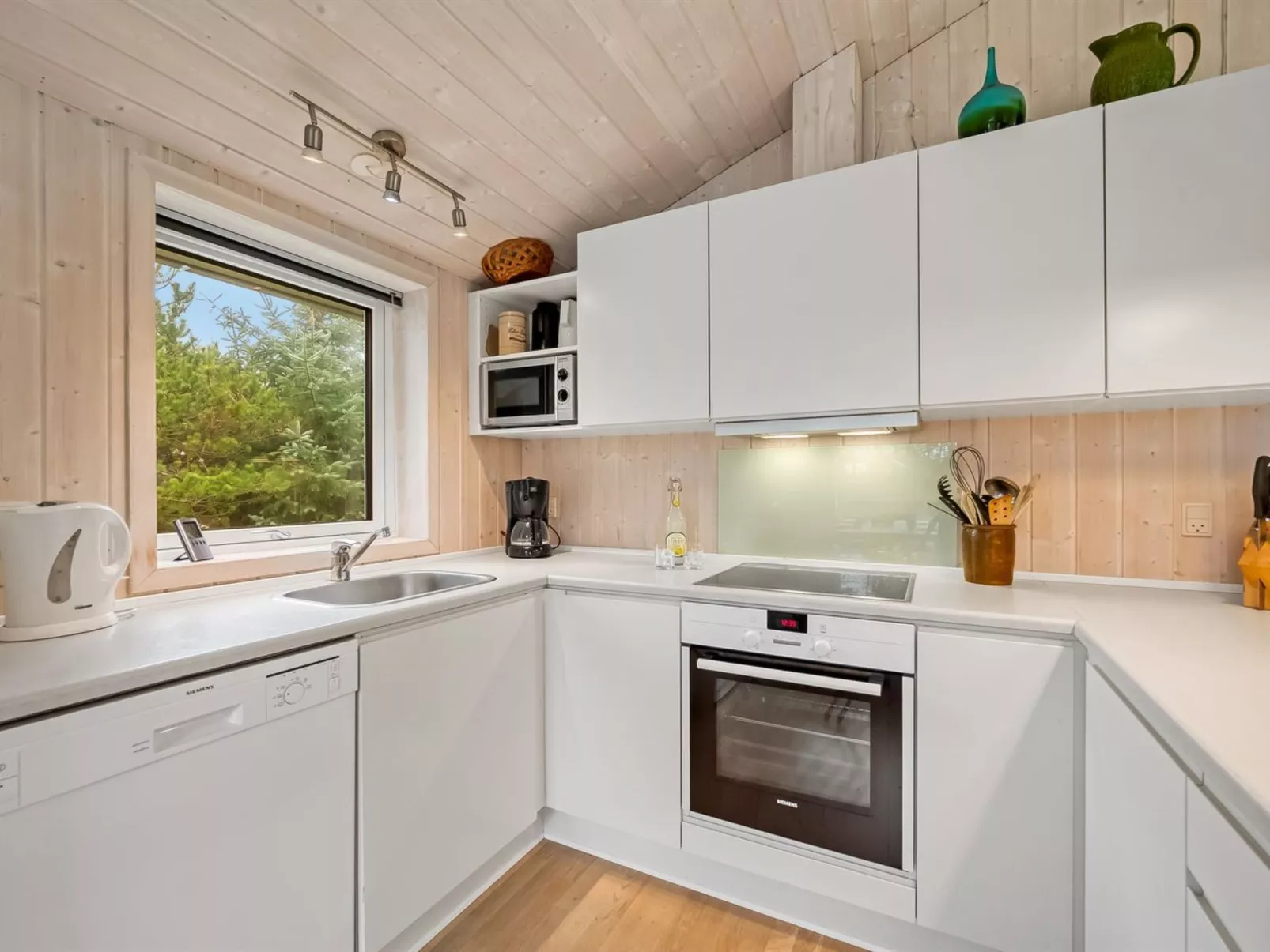 "Helen" - 500m to the fjord-Inside