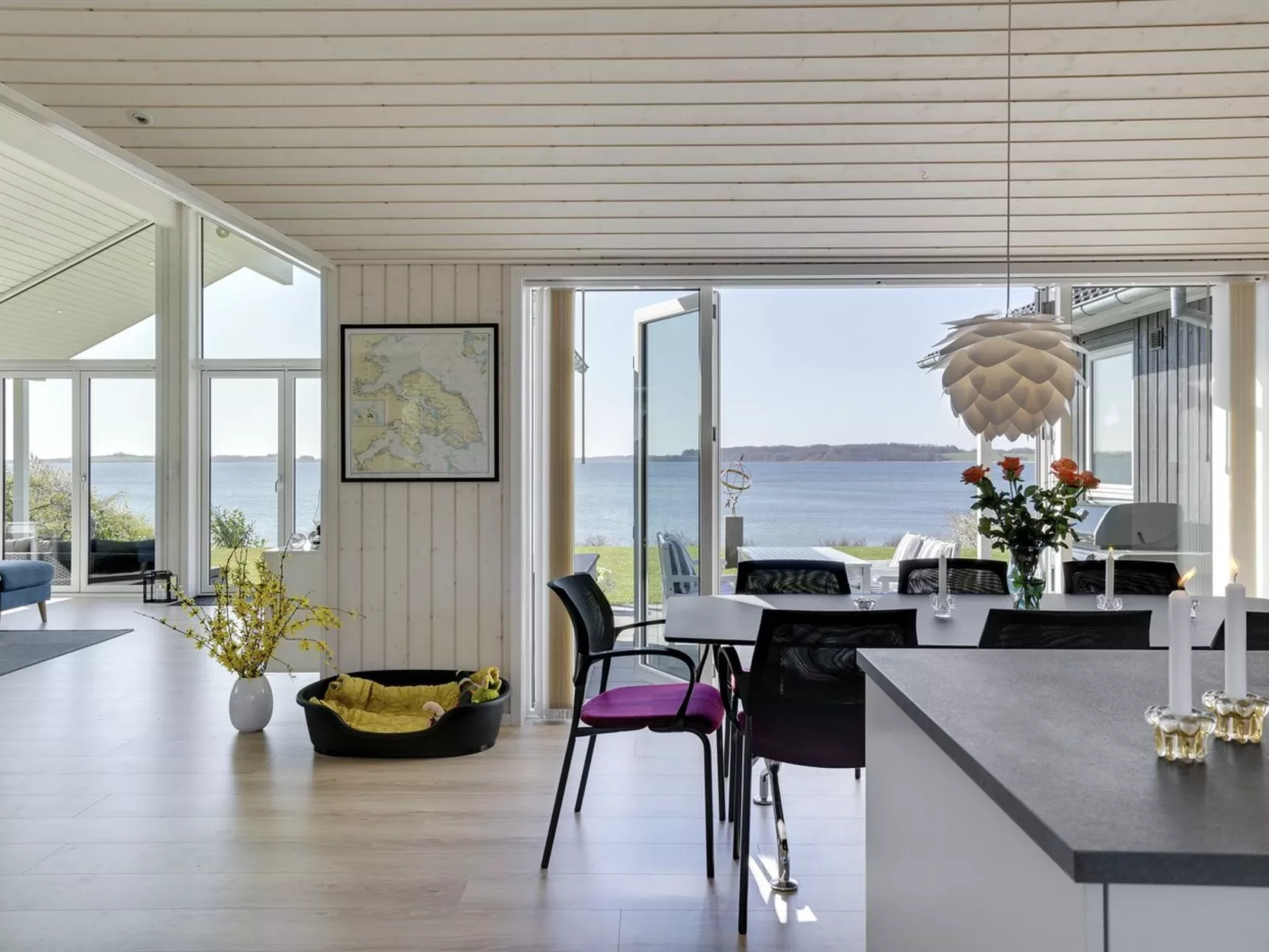 "Lander" - 20m from the sea-Inside