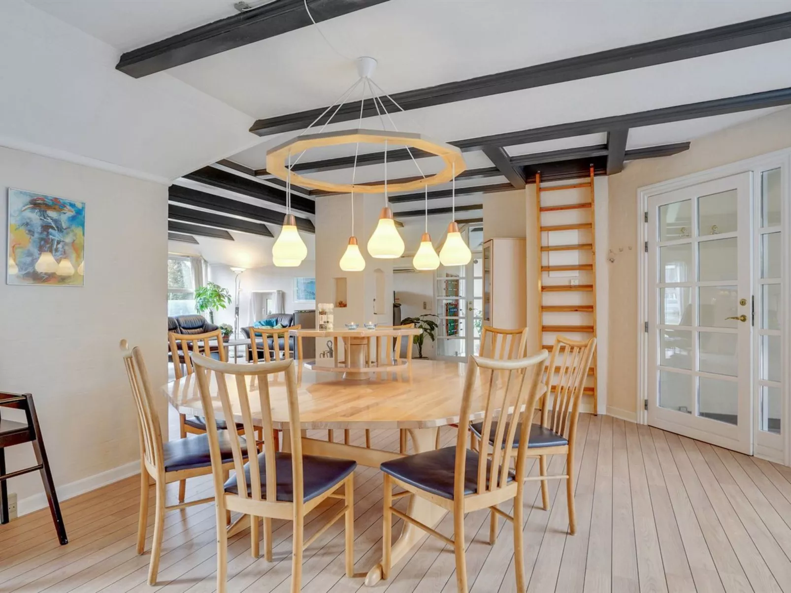 "Swening" - 2.1km from the sea-Drinnen