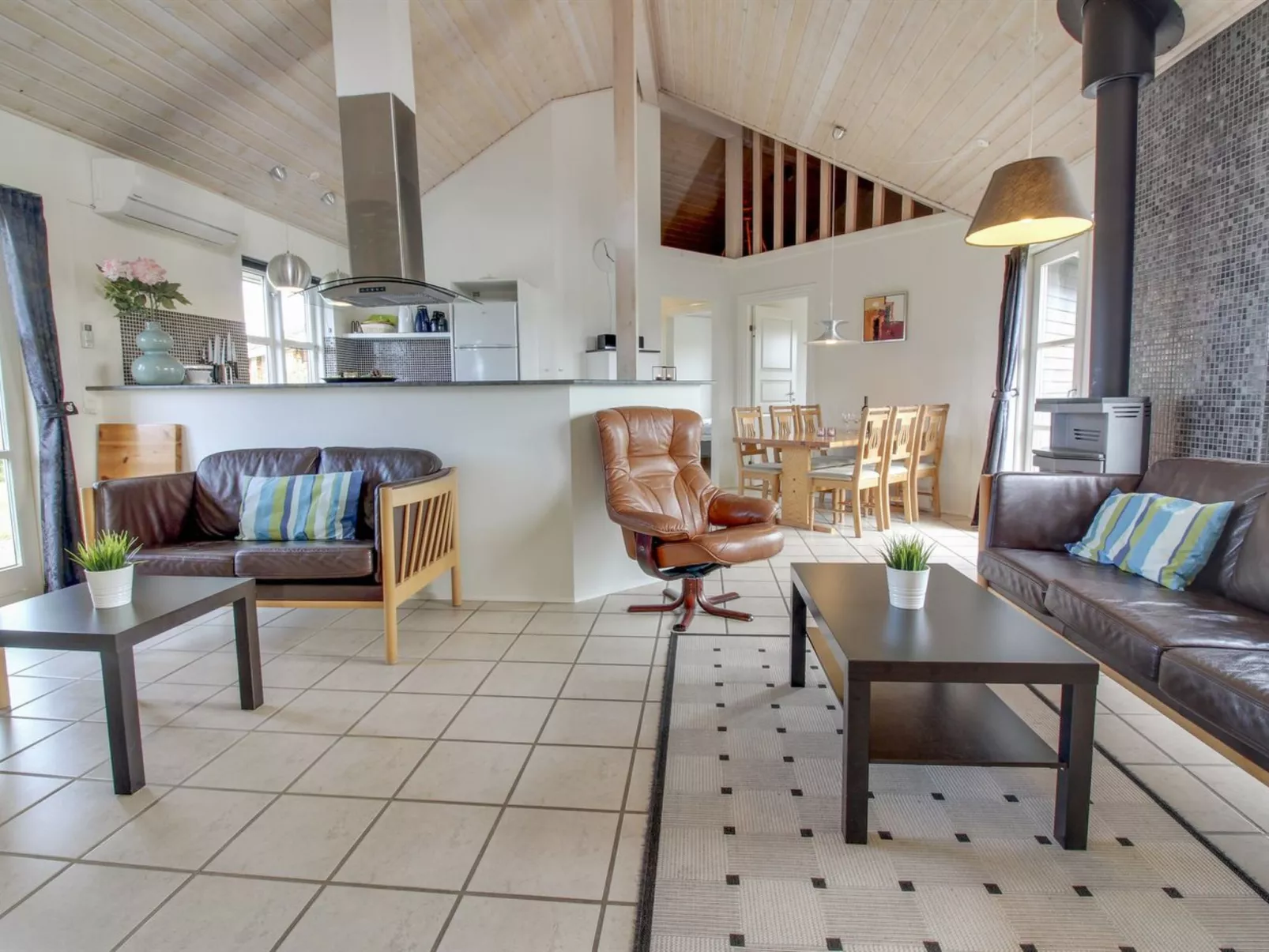 "Arnger" - 300m to the fjord-Inside