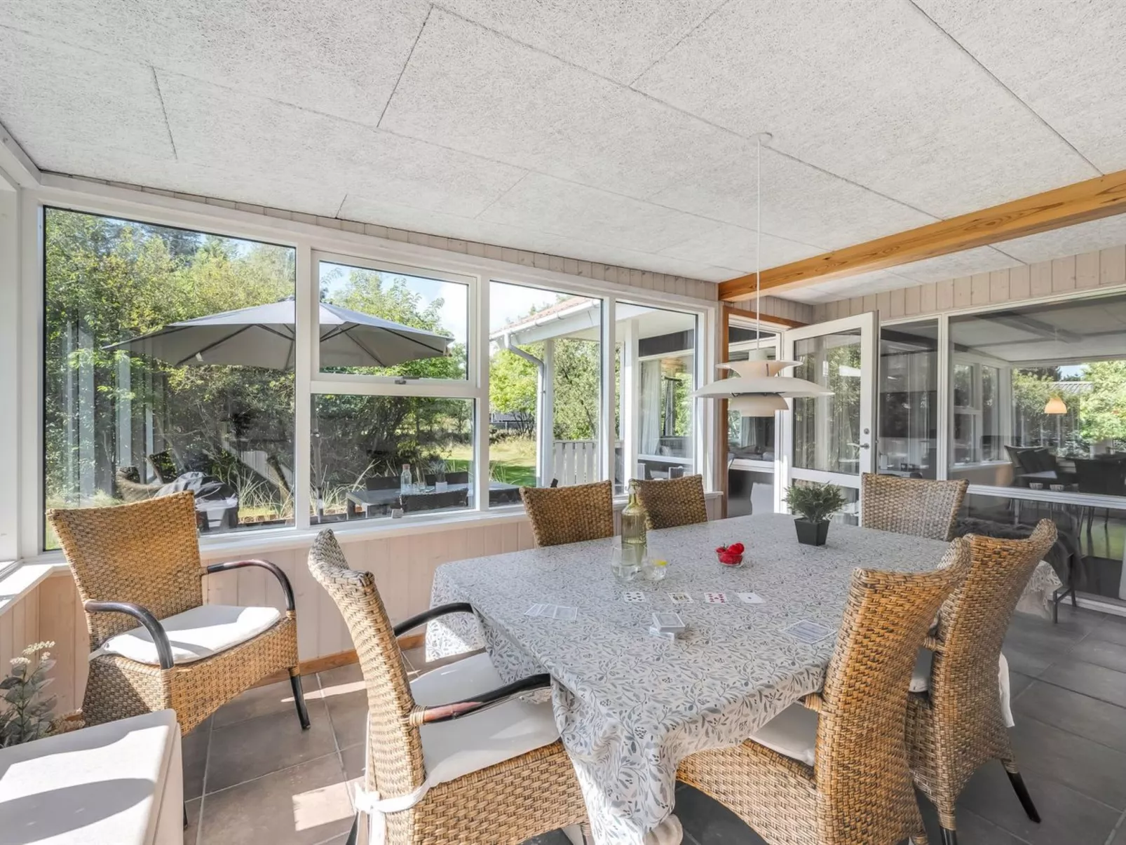 "Yall" - 1km from the sea-Inside