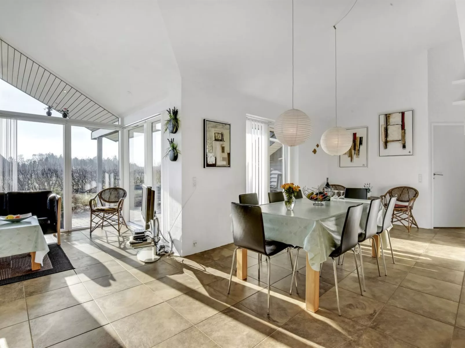 "Donka" - 300m to the fjord-Drinnen