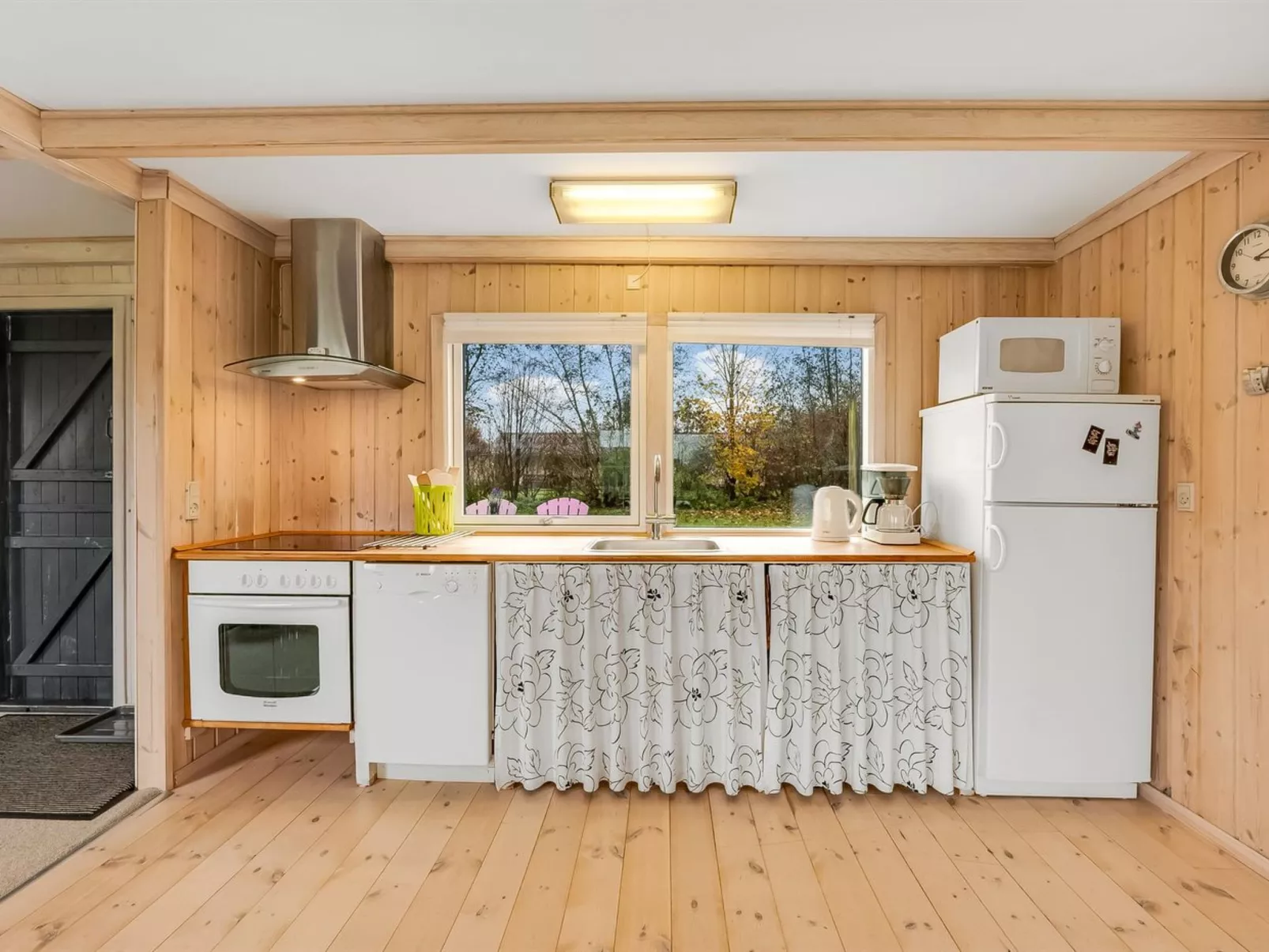 "Scarlet" - 400m to the fjord-Dedans