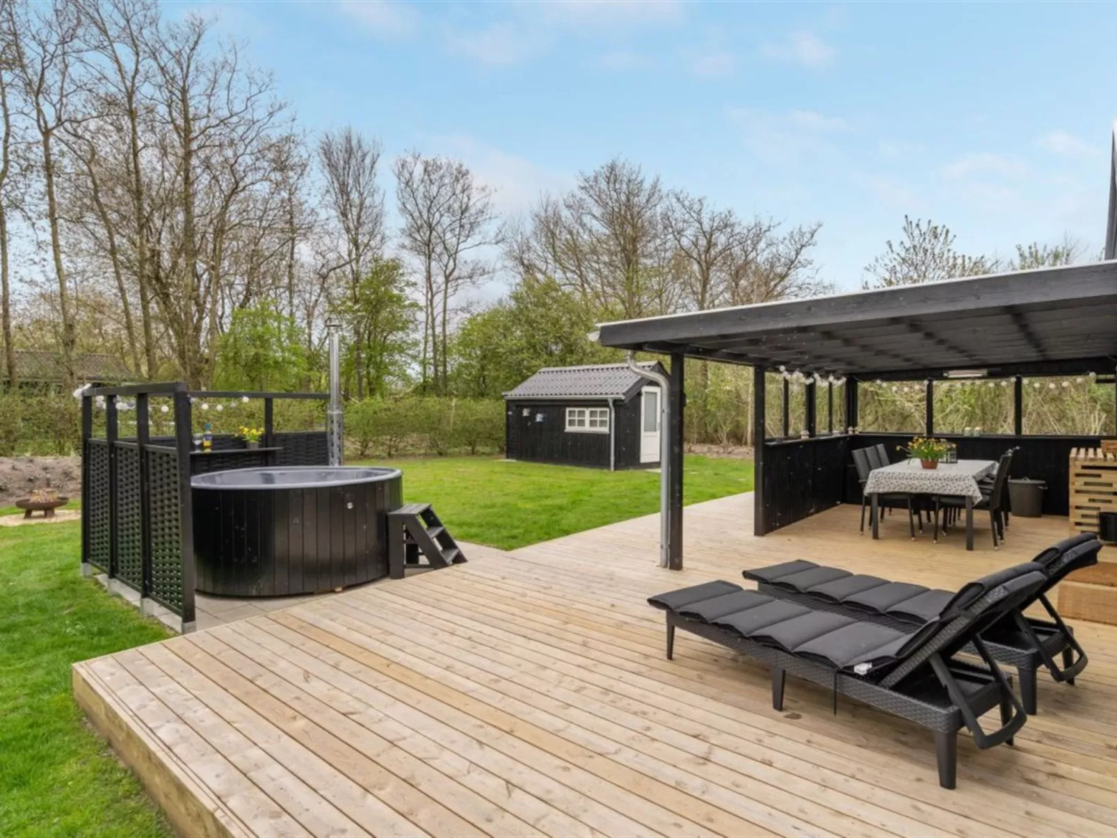 "Gustaf" - 400m to the fjord-Outside