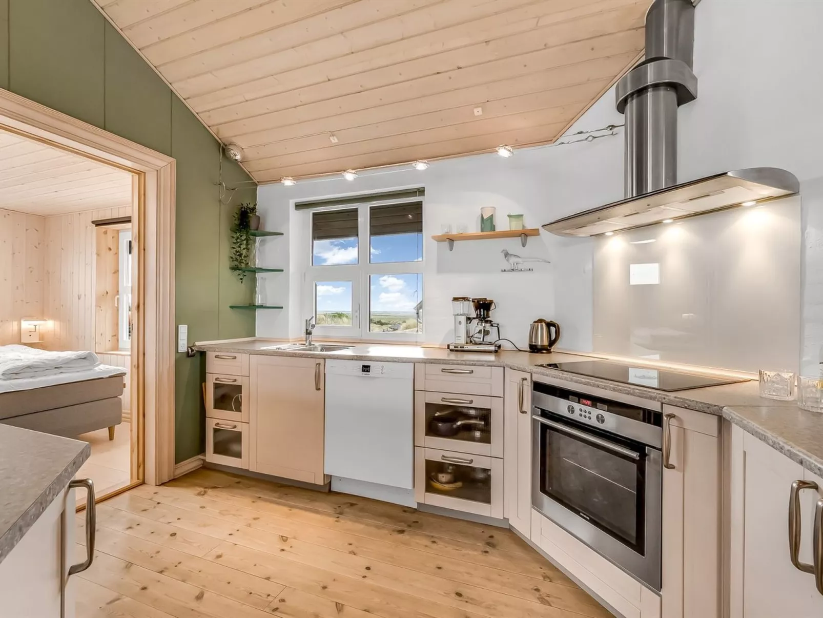 "Tahnee" - 450m from the sea-Inside