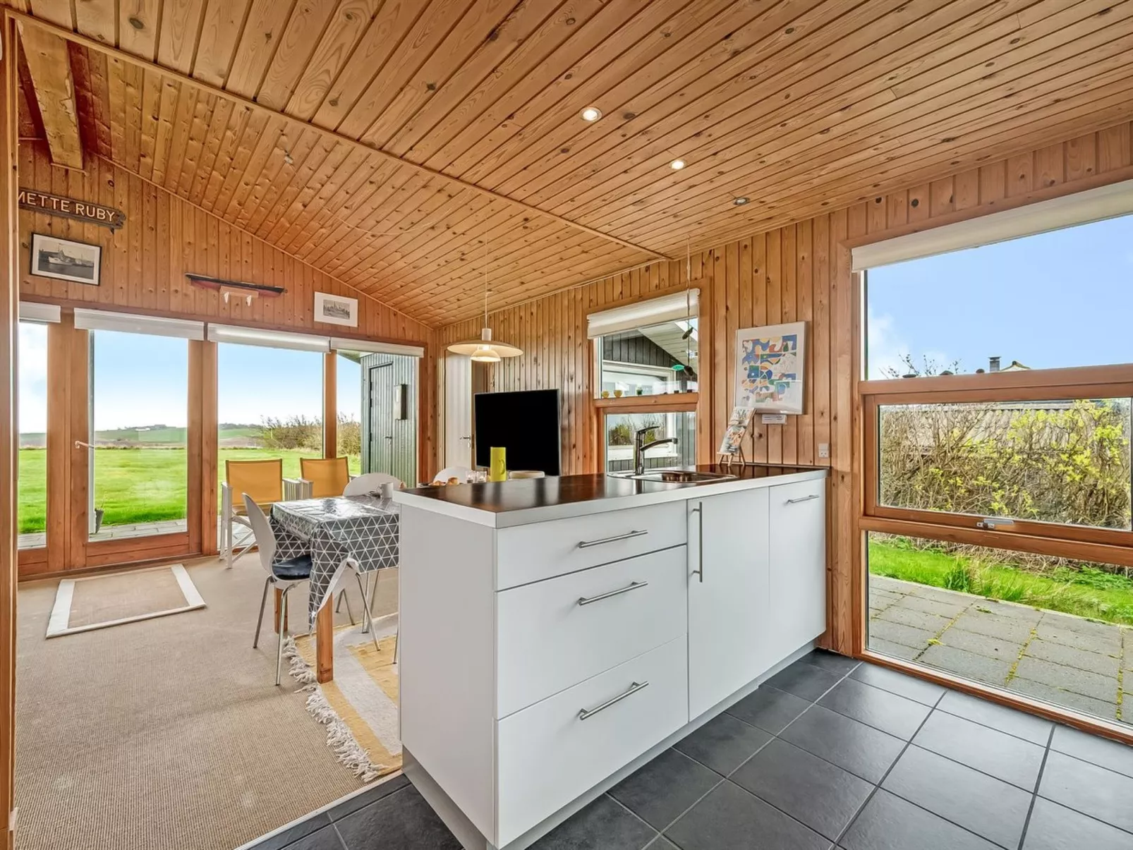 "Tanea" - 700m to the fjord-Drinnen