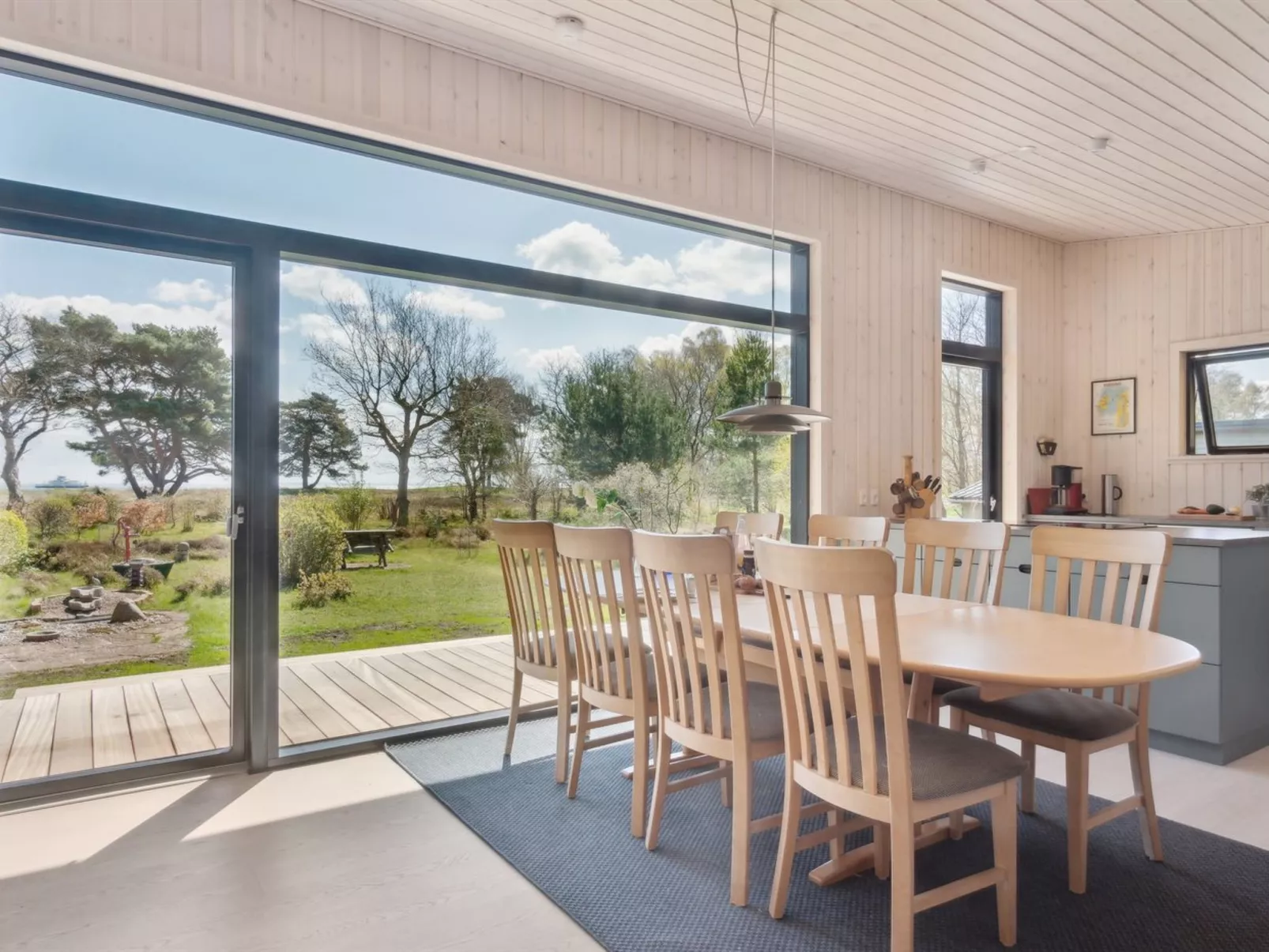 "Toska" - 100m to the fjord-Drinnen