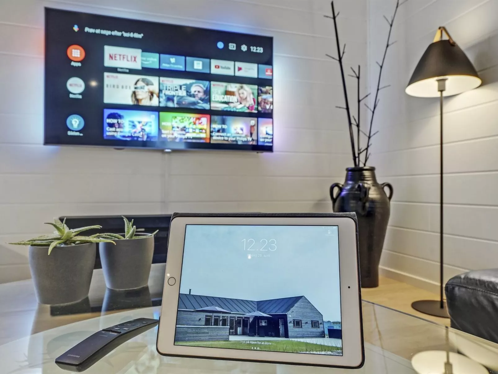 "Jonne" - 200m to the fjord-Drinnen