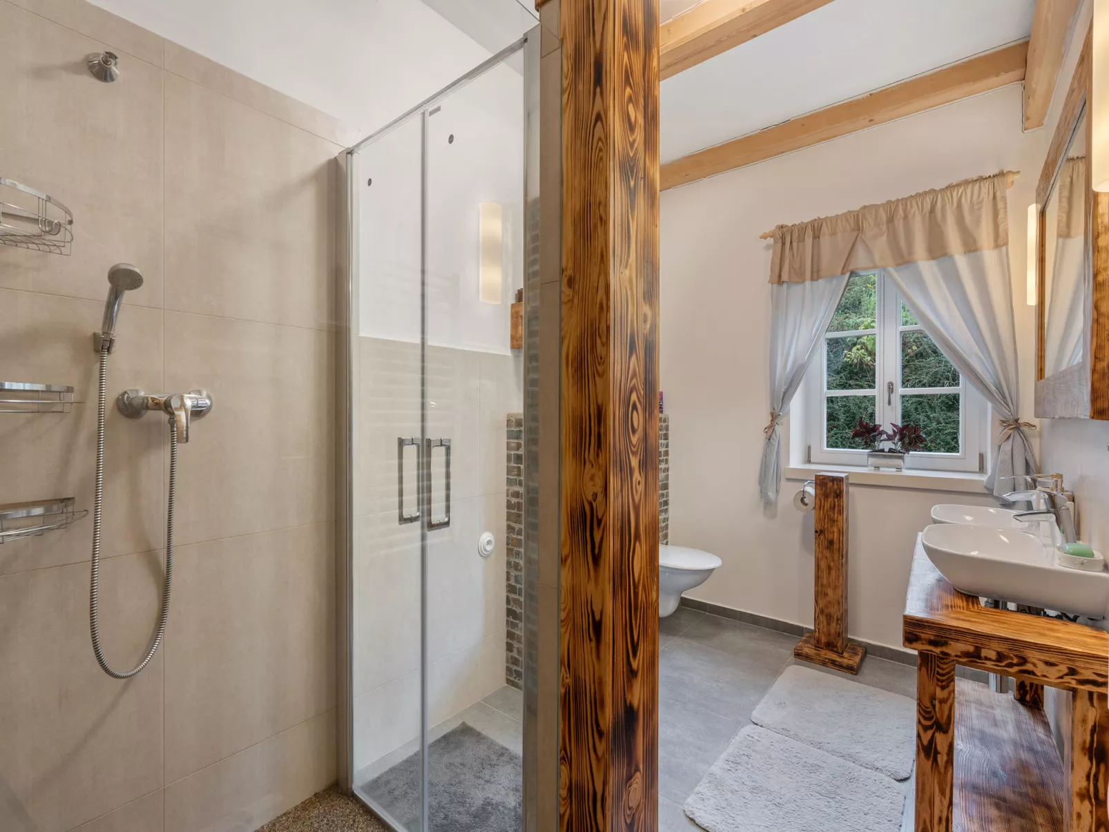 Roubenka Maleč-Inside