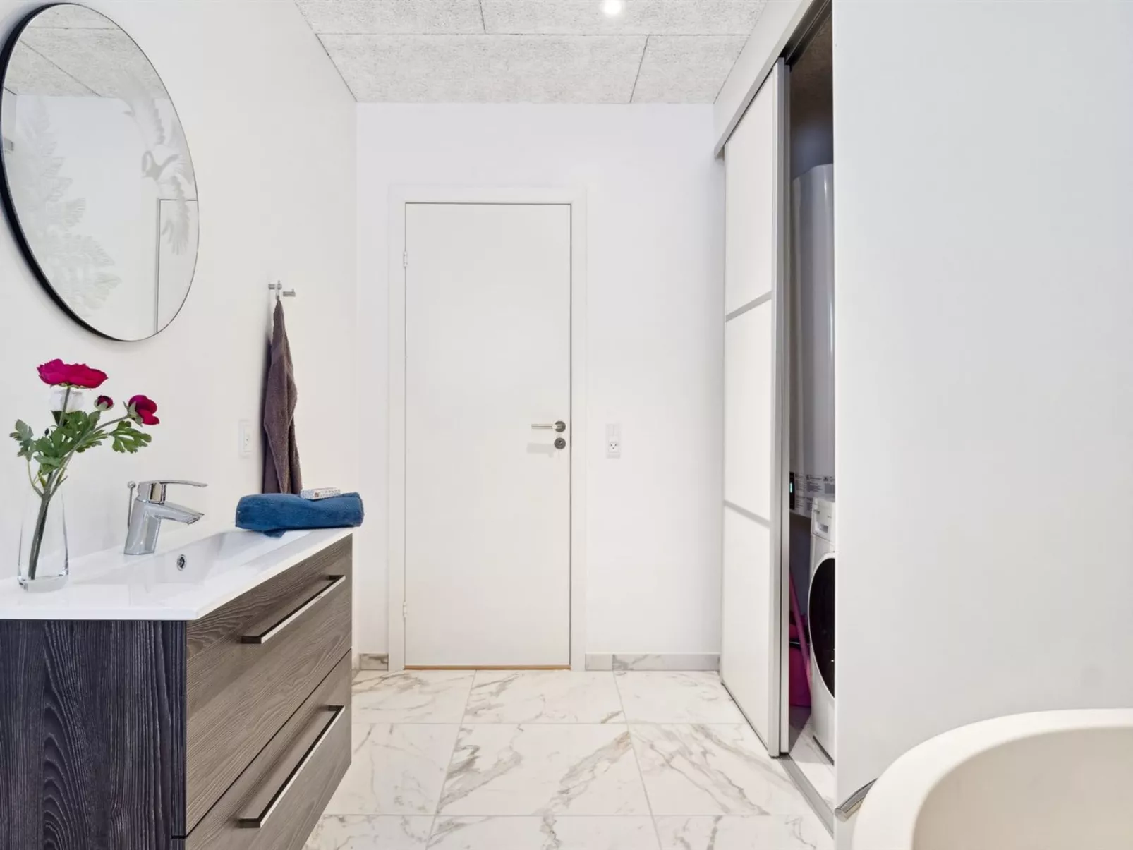 "Scalli" - 1.5km to the fjord-Inside