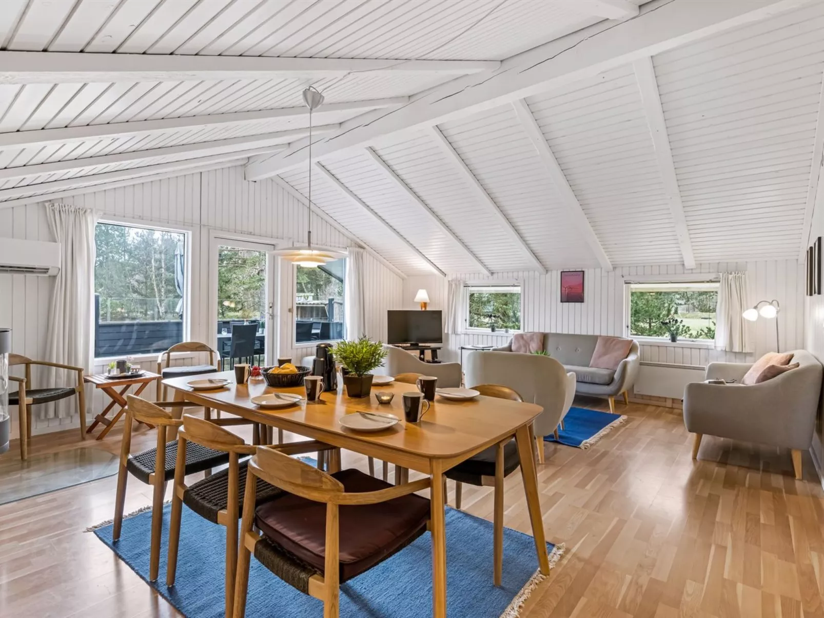 "Orm" - 2.3km from the sea-Drinnen