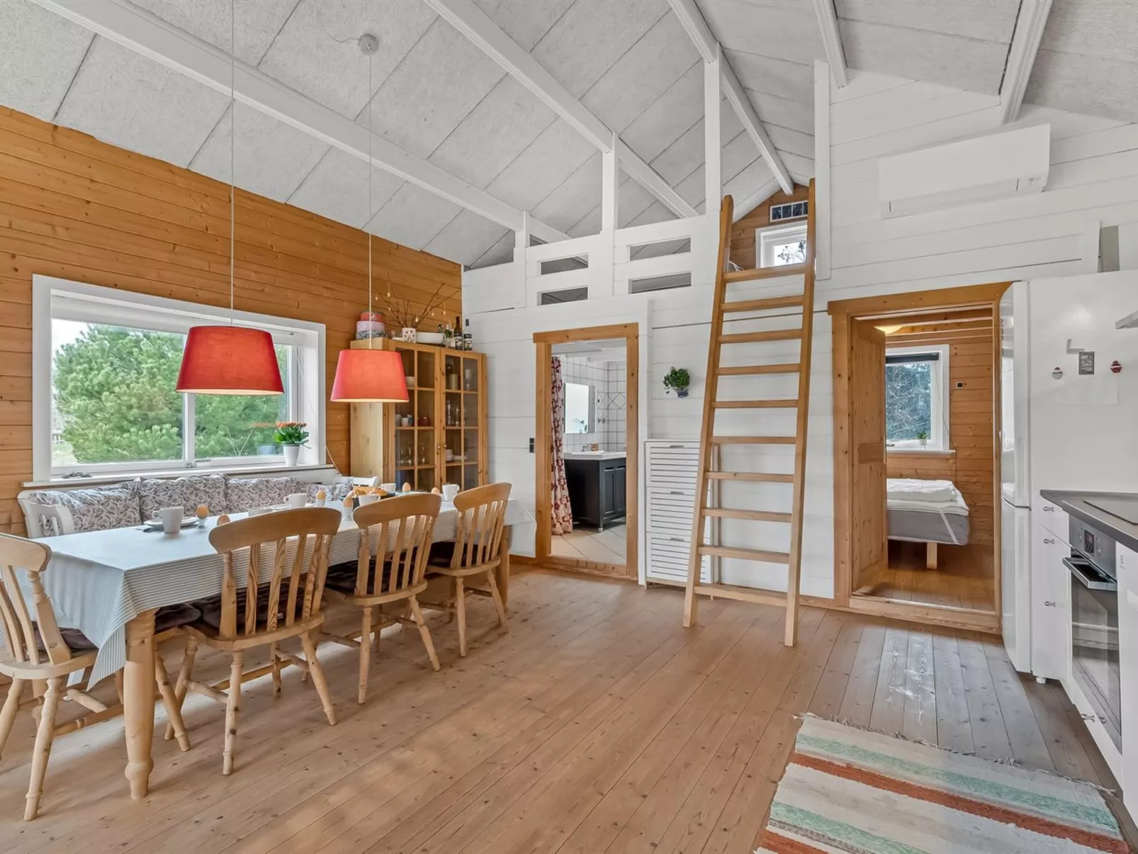 "Oddger" - 250m to the fjord-Drinnen