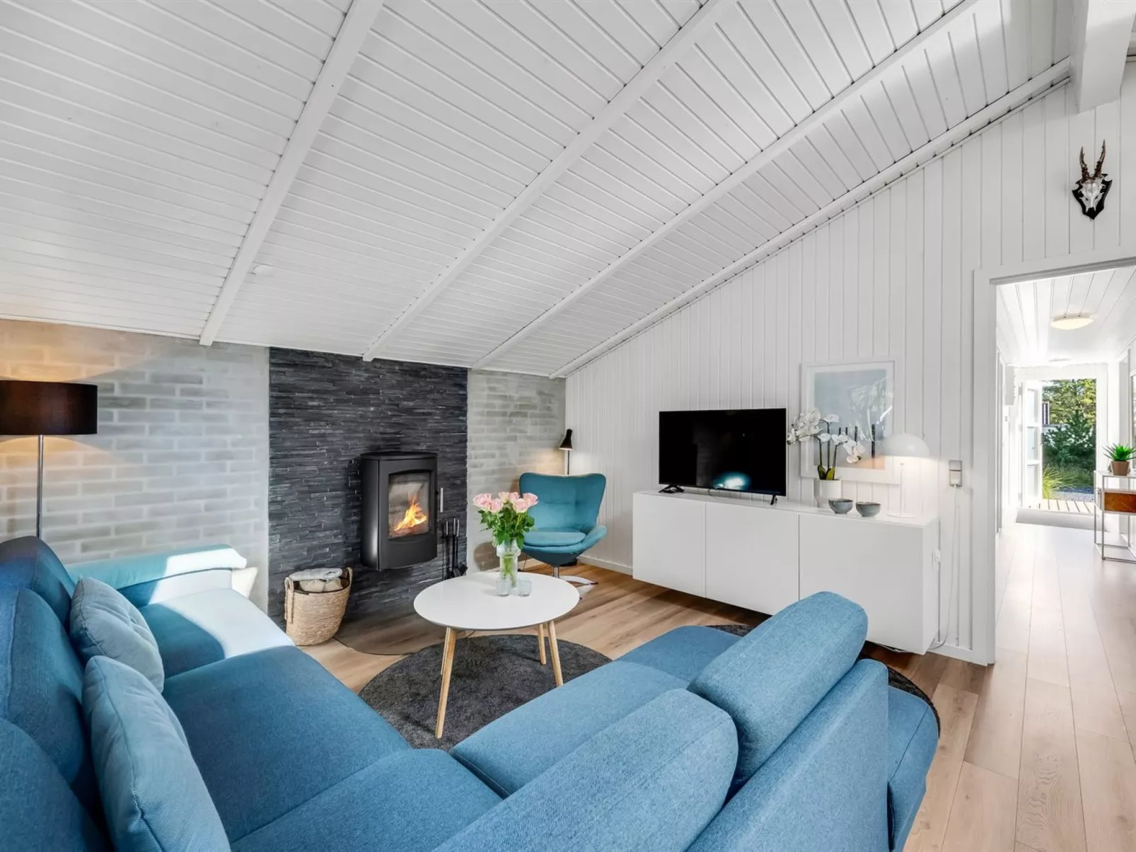 "Eirik" - 2.5km from the sea-Inside