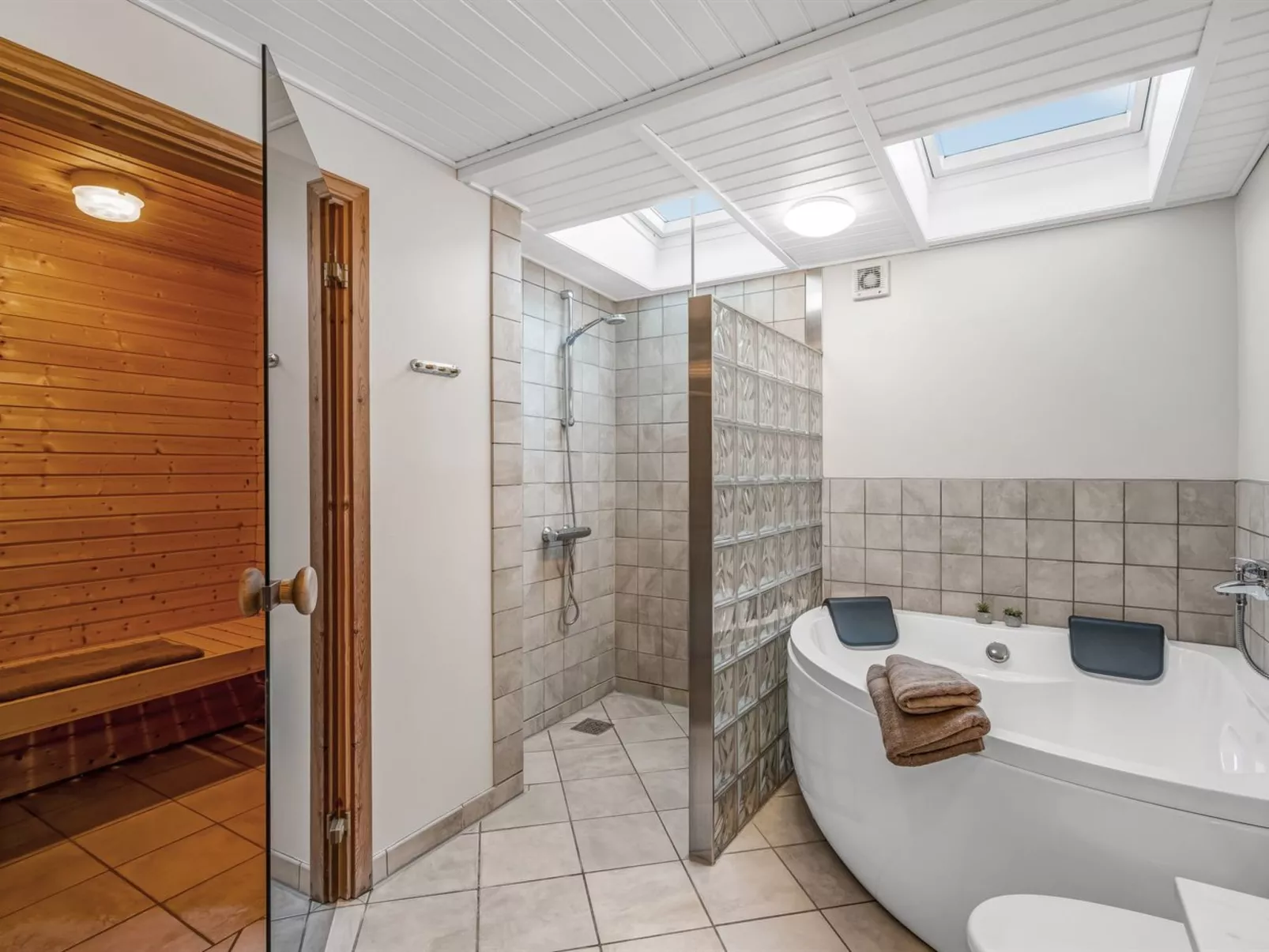 "Soile" - 12km from the sea-Dedans