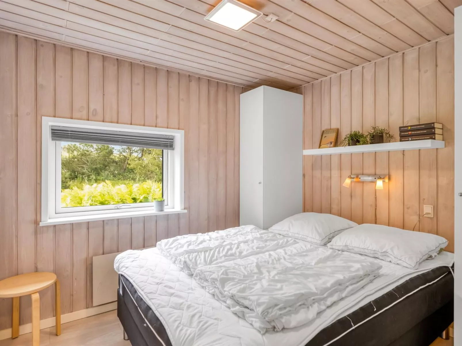 "Yngve" - 1.2km from the sea-Inside