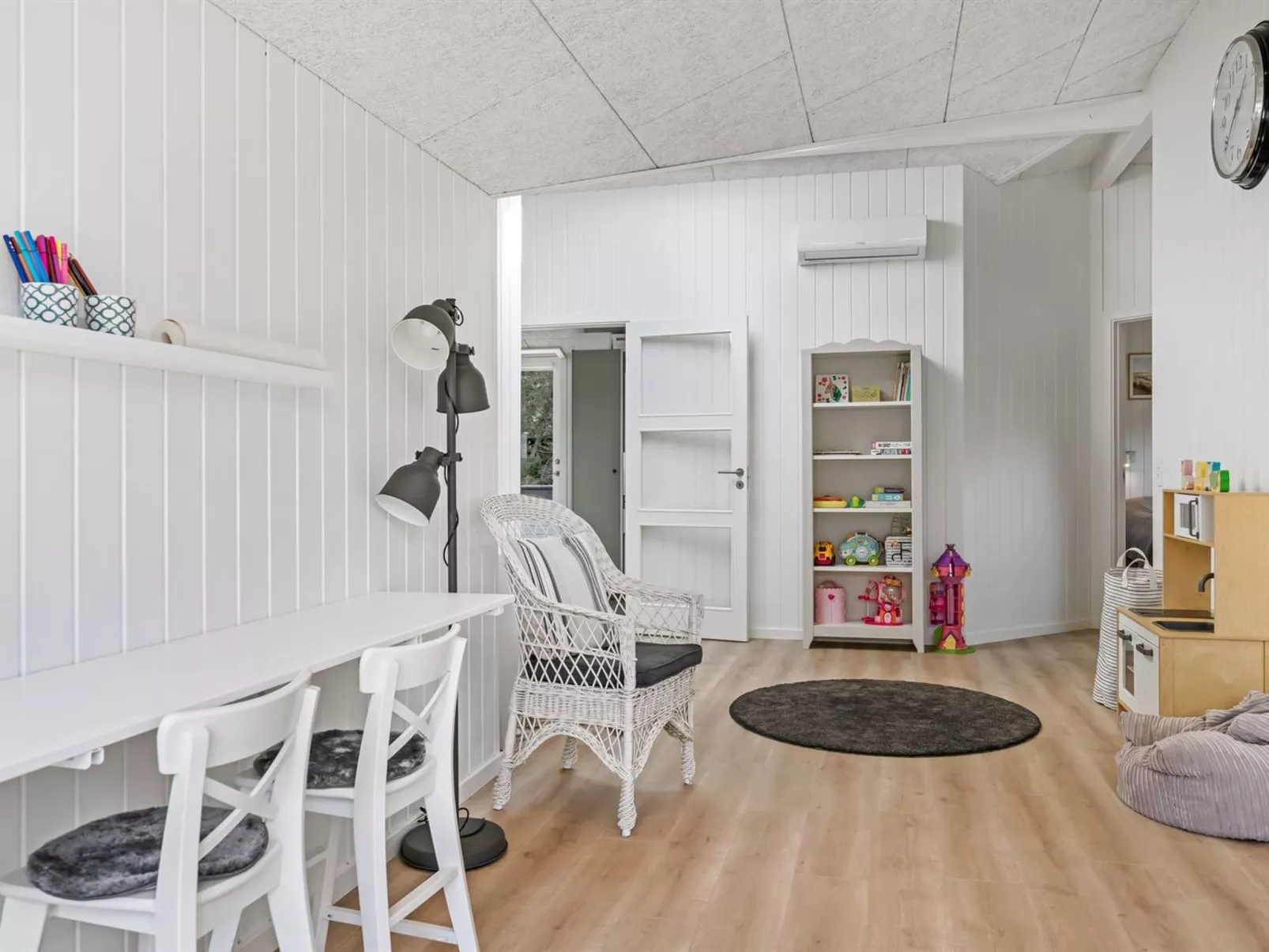 "Ema" - 1.9km from the sea-Dedans