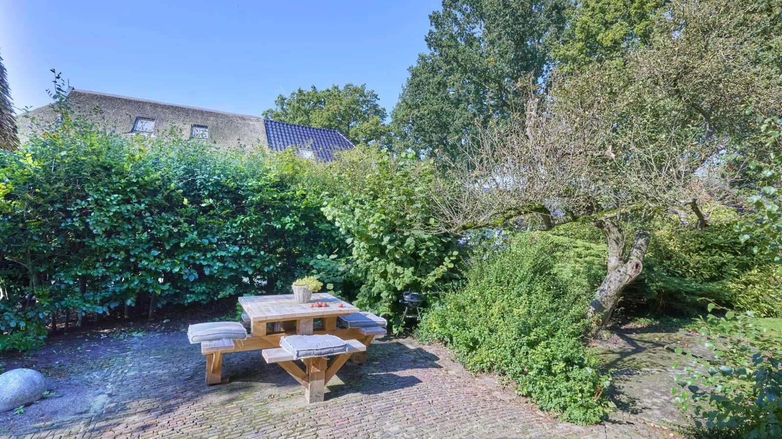 T Voorhuis Kolderveen-Gardens in summer