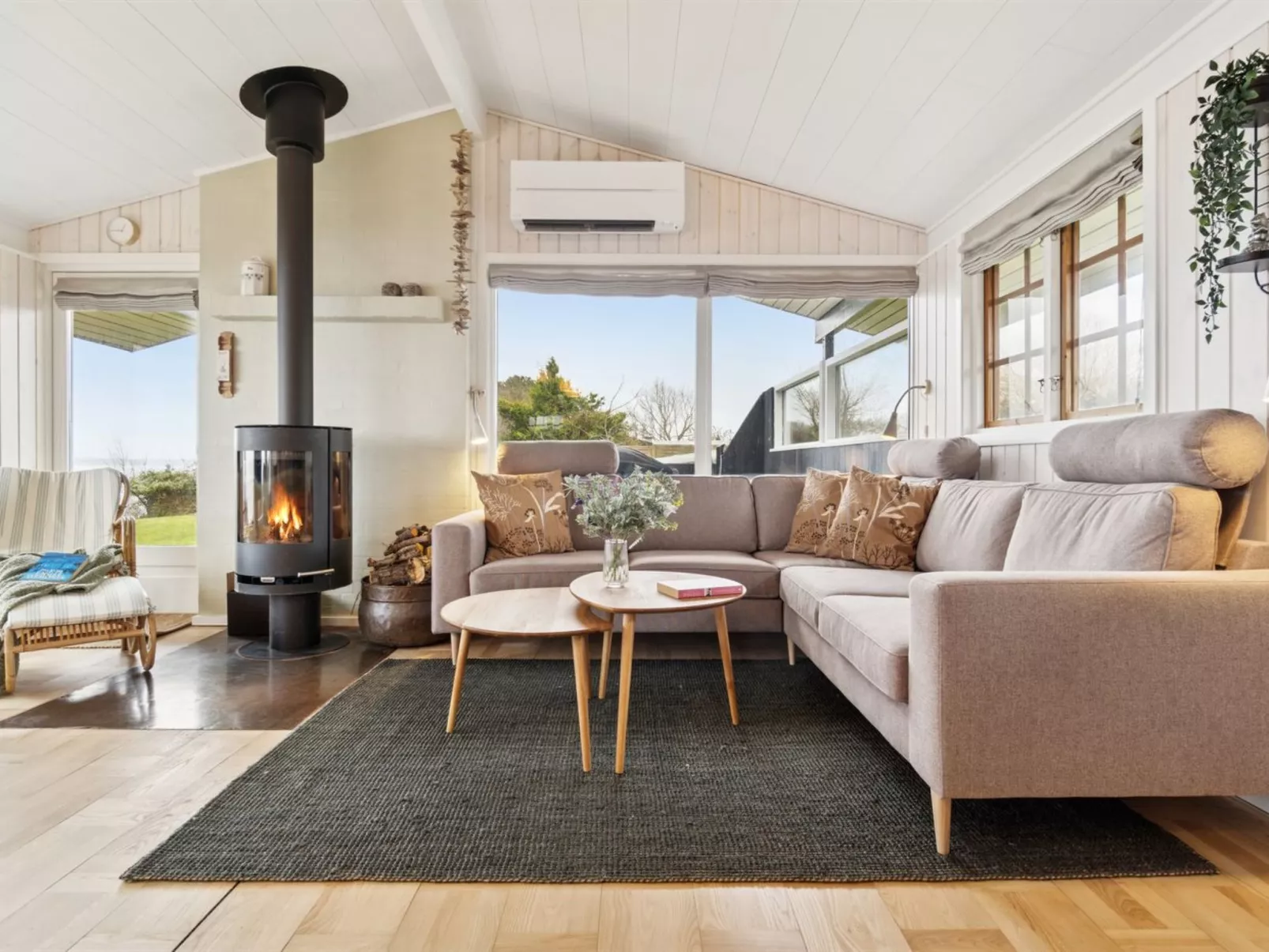 "Titta" - 10m to the fjord-Inside