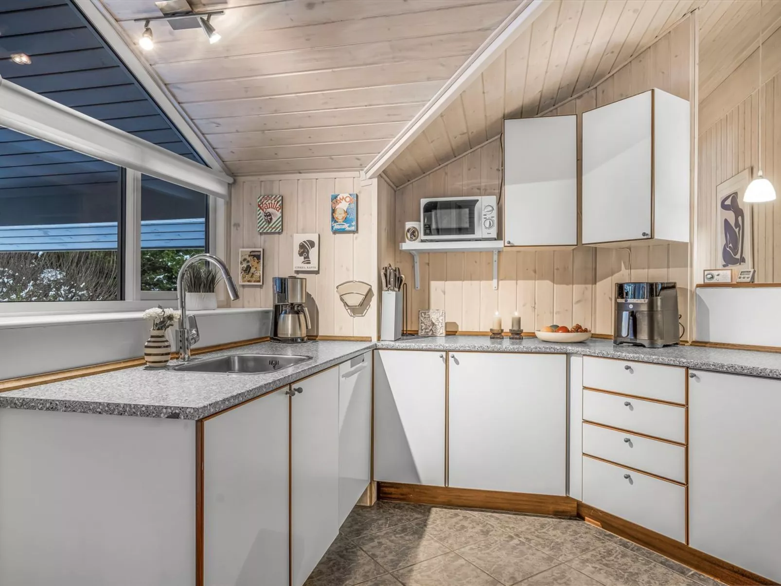 "Elvin" - 2km from the sea-Inside