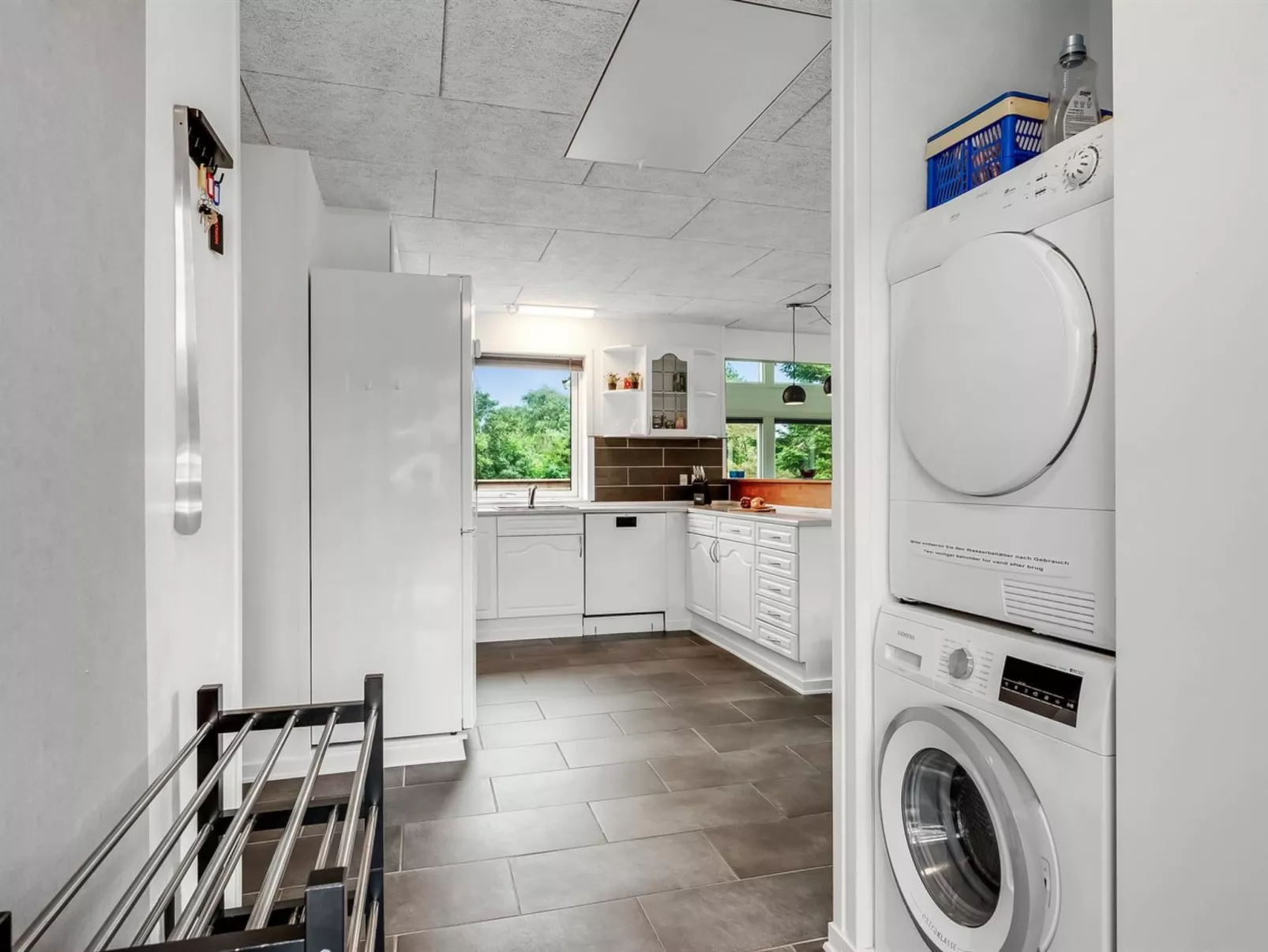 "Amine" - 300m to the fjord-Inside