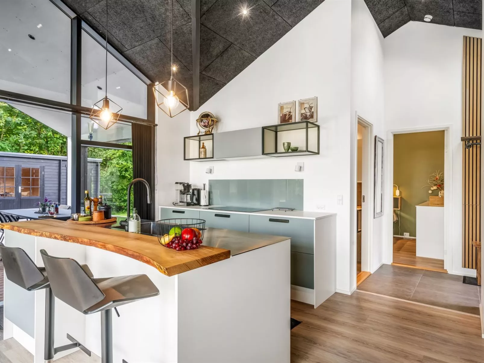 "Jahn" - 250m to the fjord-Drinnen