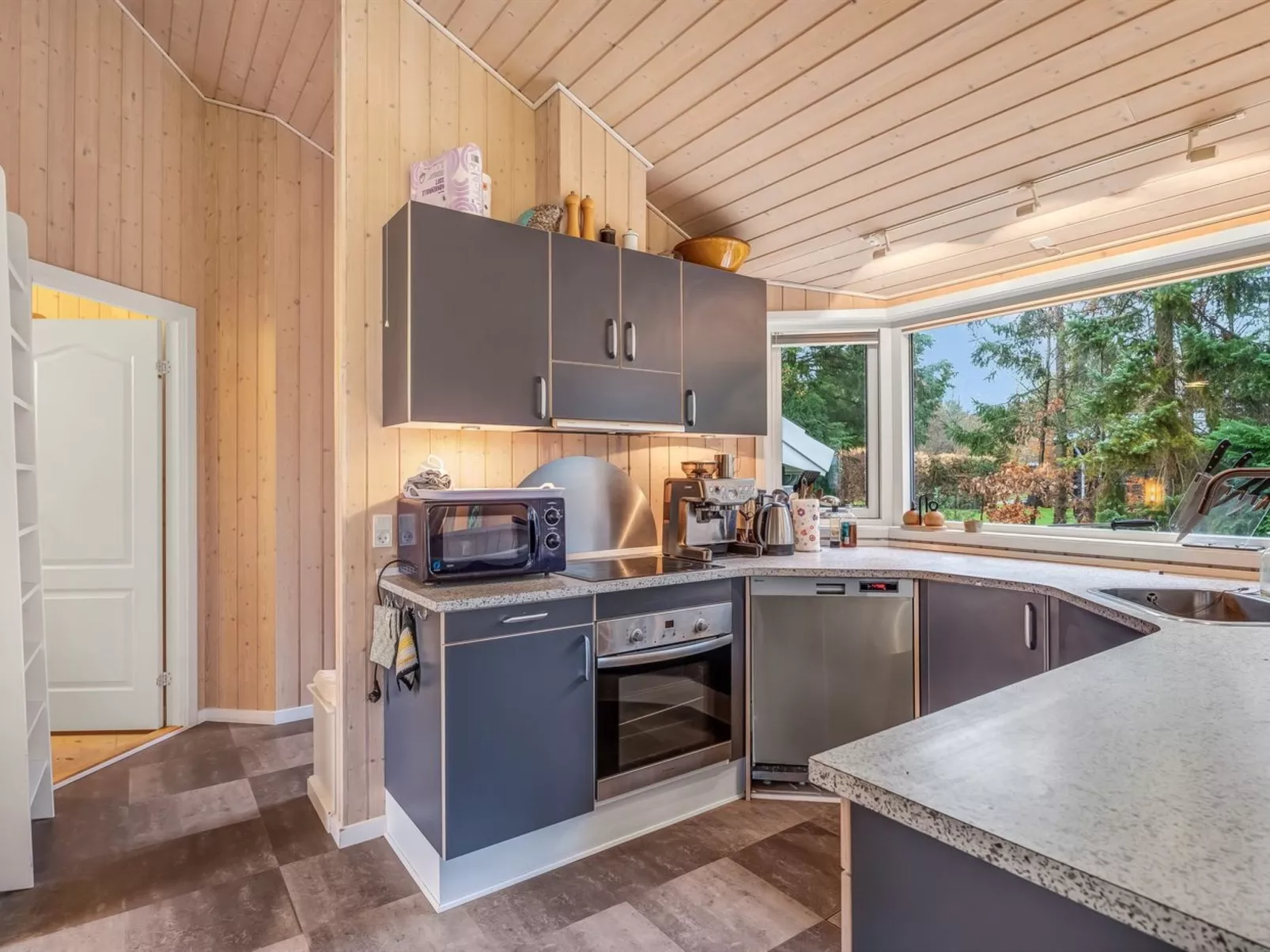 "Ensio" - 8.0km from the sea-Drinnen