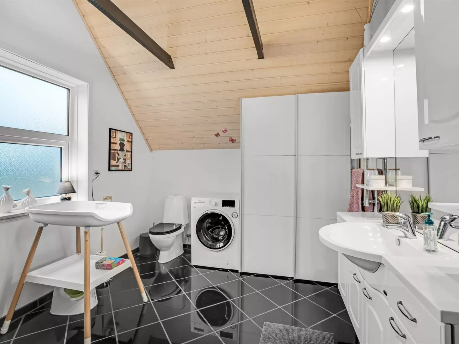 "Adisl" - 600m to the fjord-Drinnen