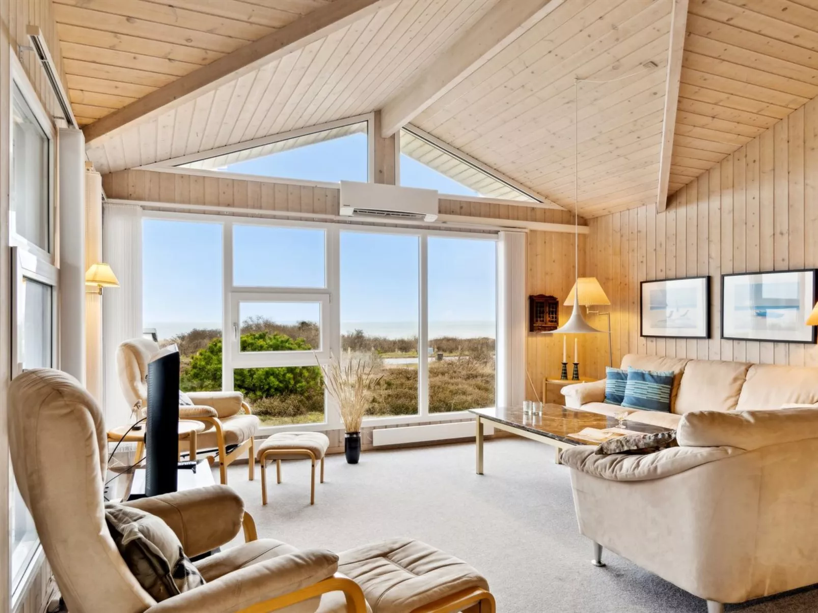 "Suometar" - 90m from the sea-Inside