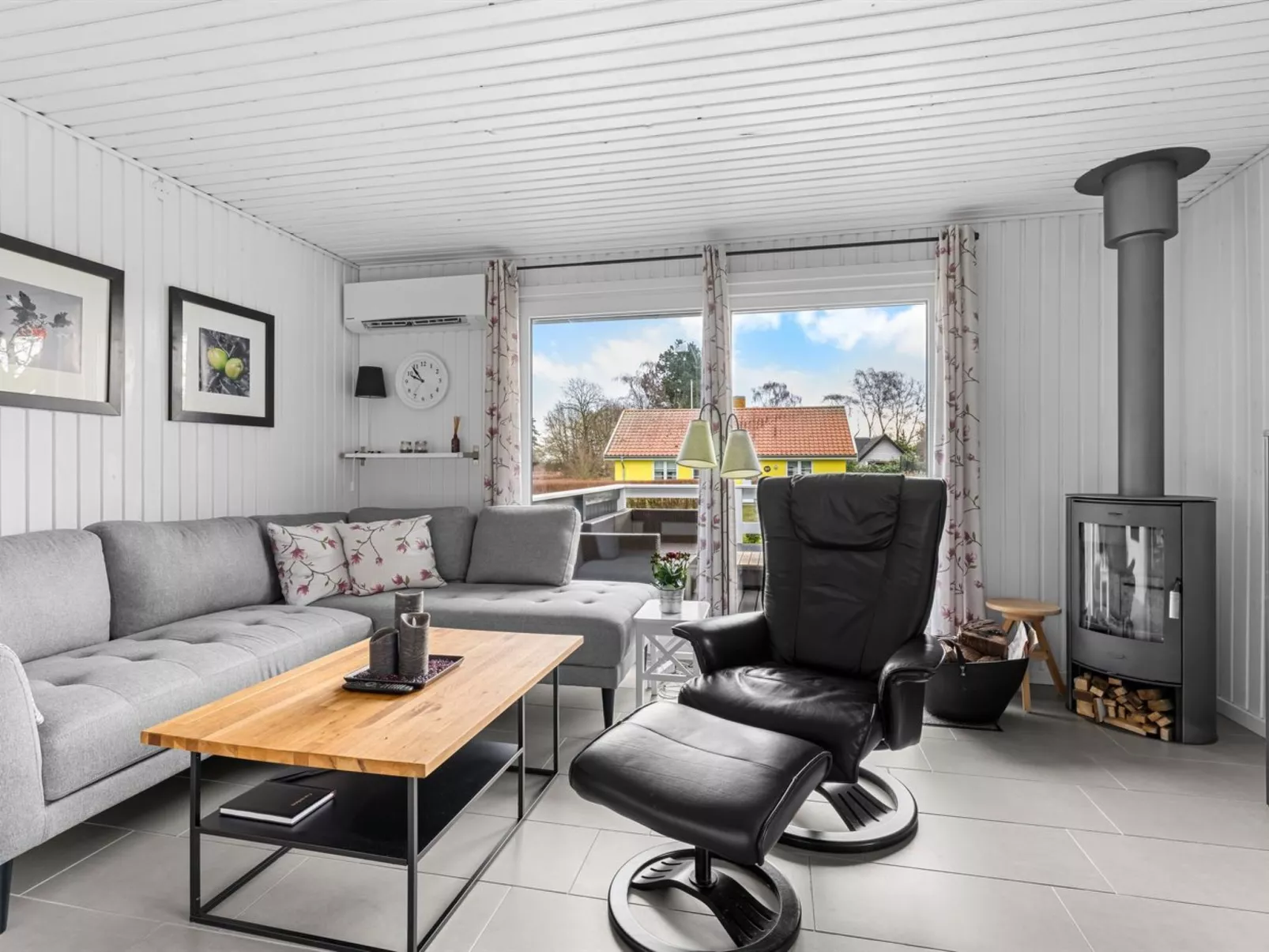 "Bjart" - 150m from the sea-Drinnen