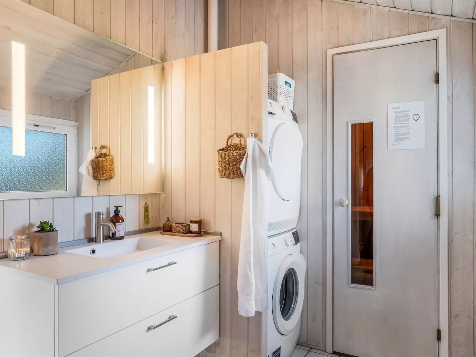 "Henri" - 1.2km from the sea-Inside