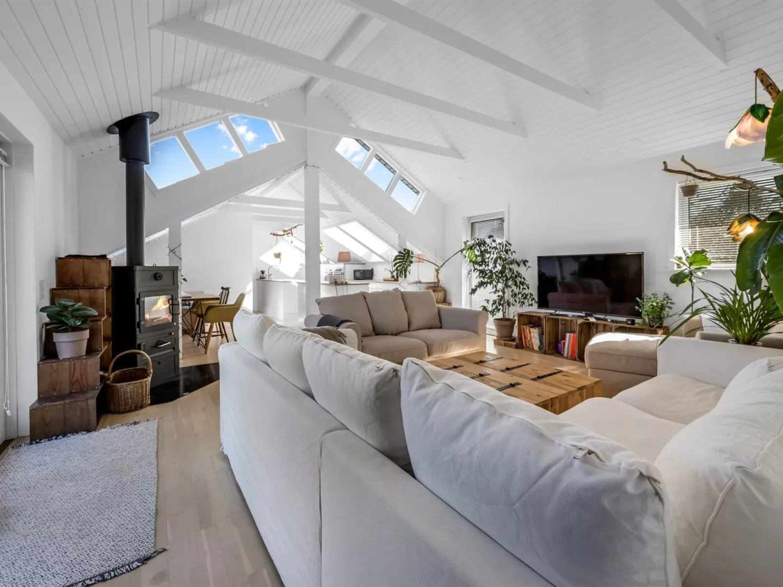 "Hughe" - 1.3km from the sea-Dedans