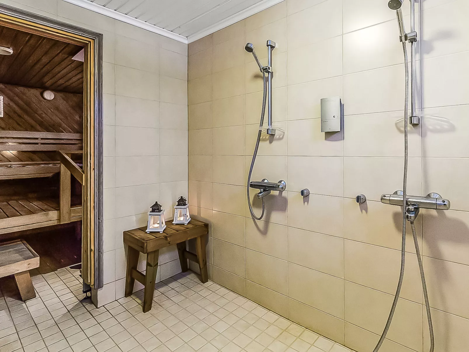 Päätalo, mökkilomat ja perhejuhlat-Dedans