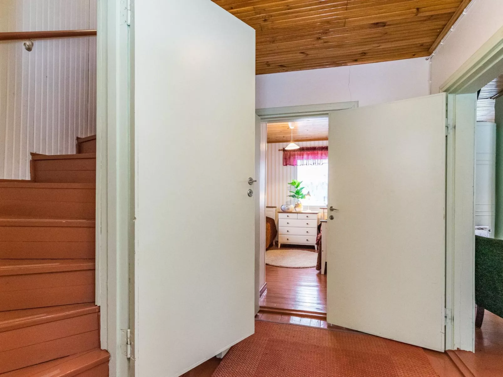 Wanha karminranta-Inside