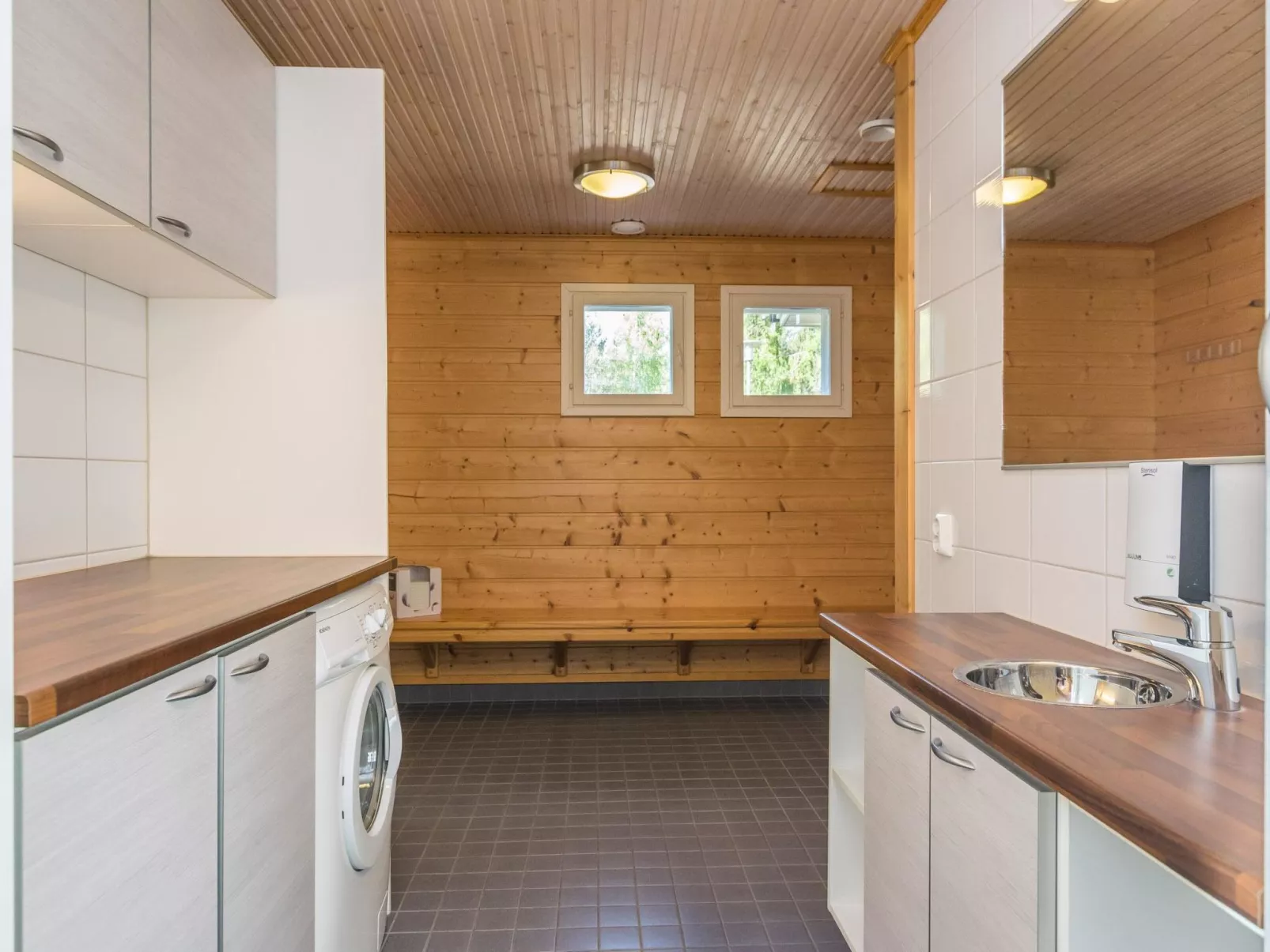 Kartanohuvila-Inside