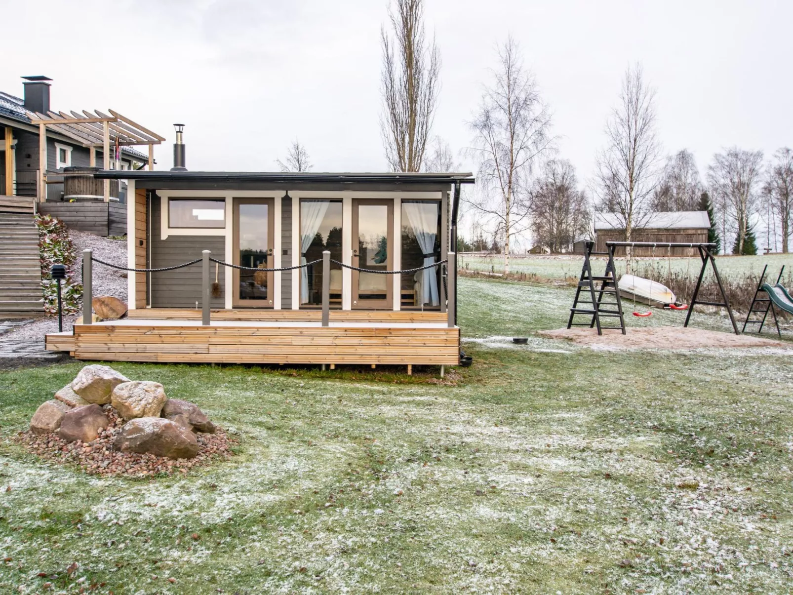 Aurinkopaikka-Dedans