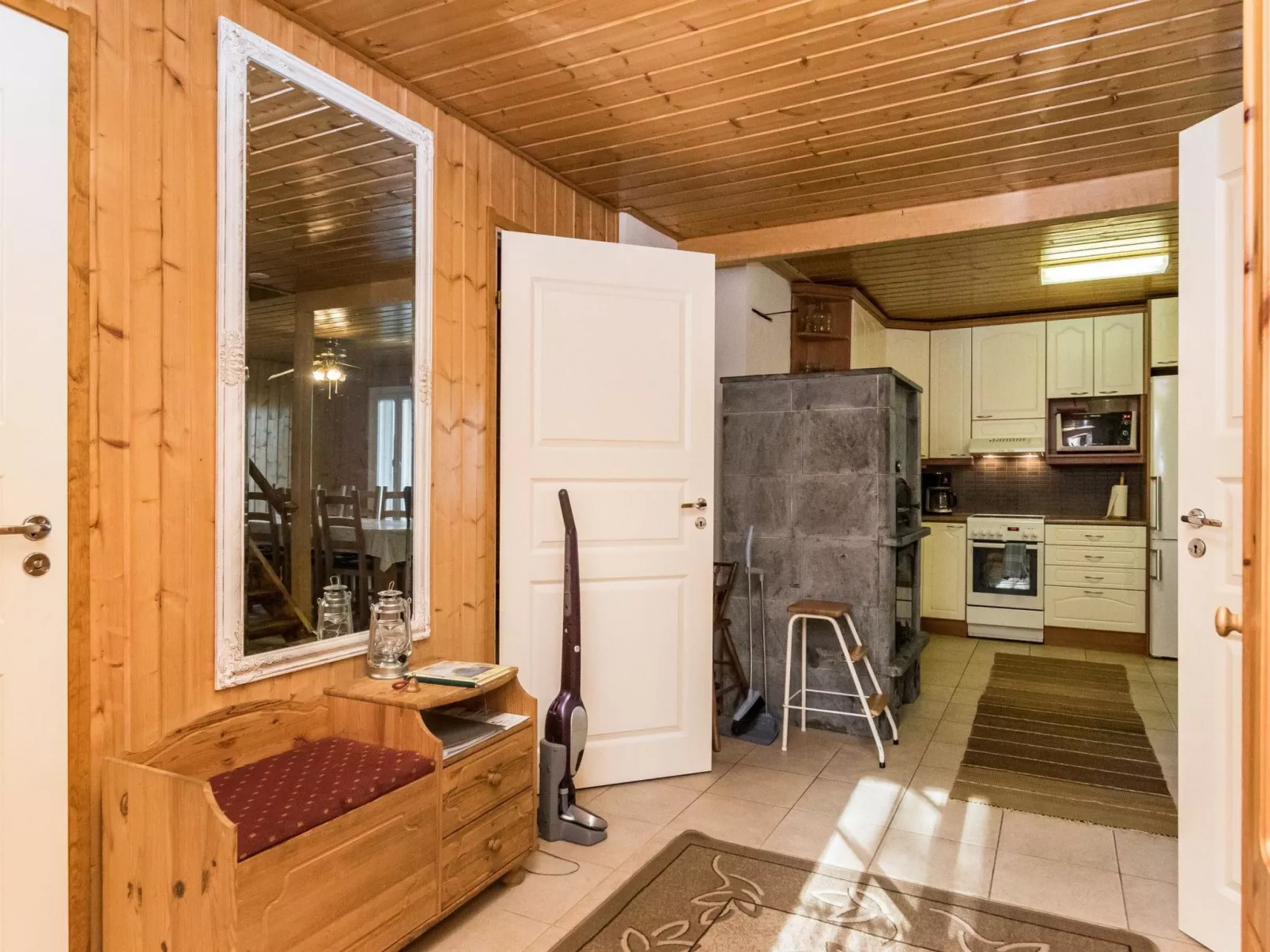 Aurinkopaikka-Dedans