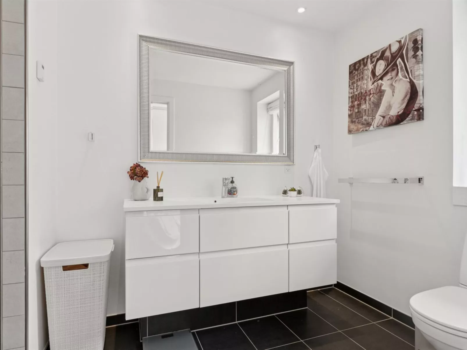 "Thyra" - 50m to the fjord-Drinnen