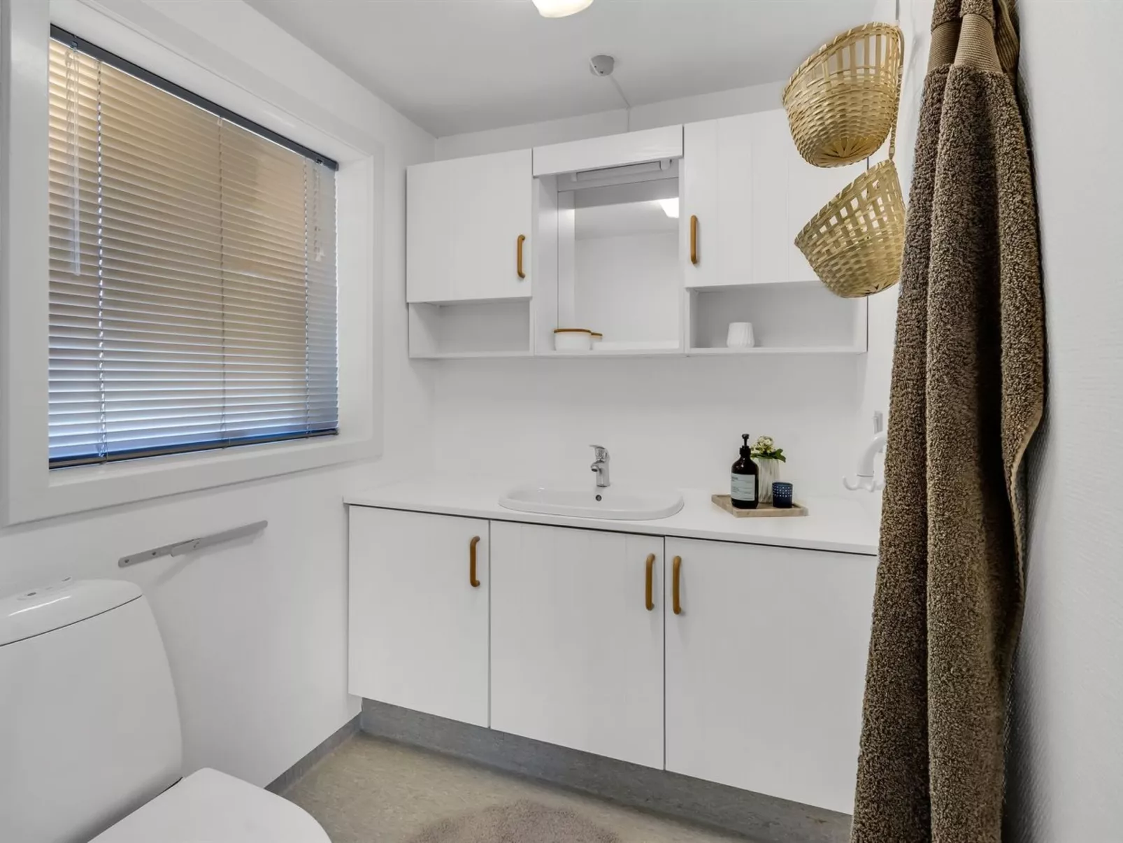 "Tobias" - 45m to the fjord-Drinnen