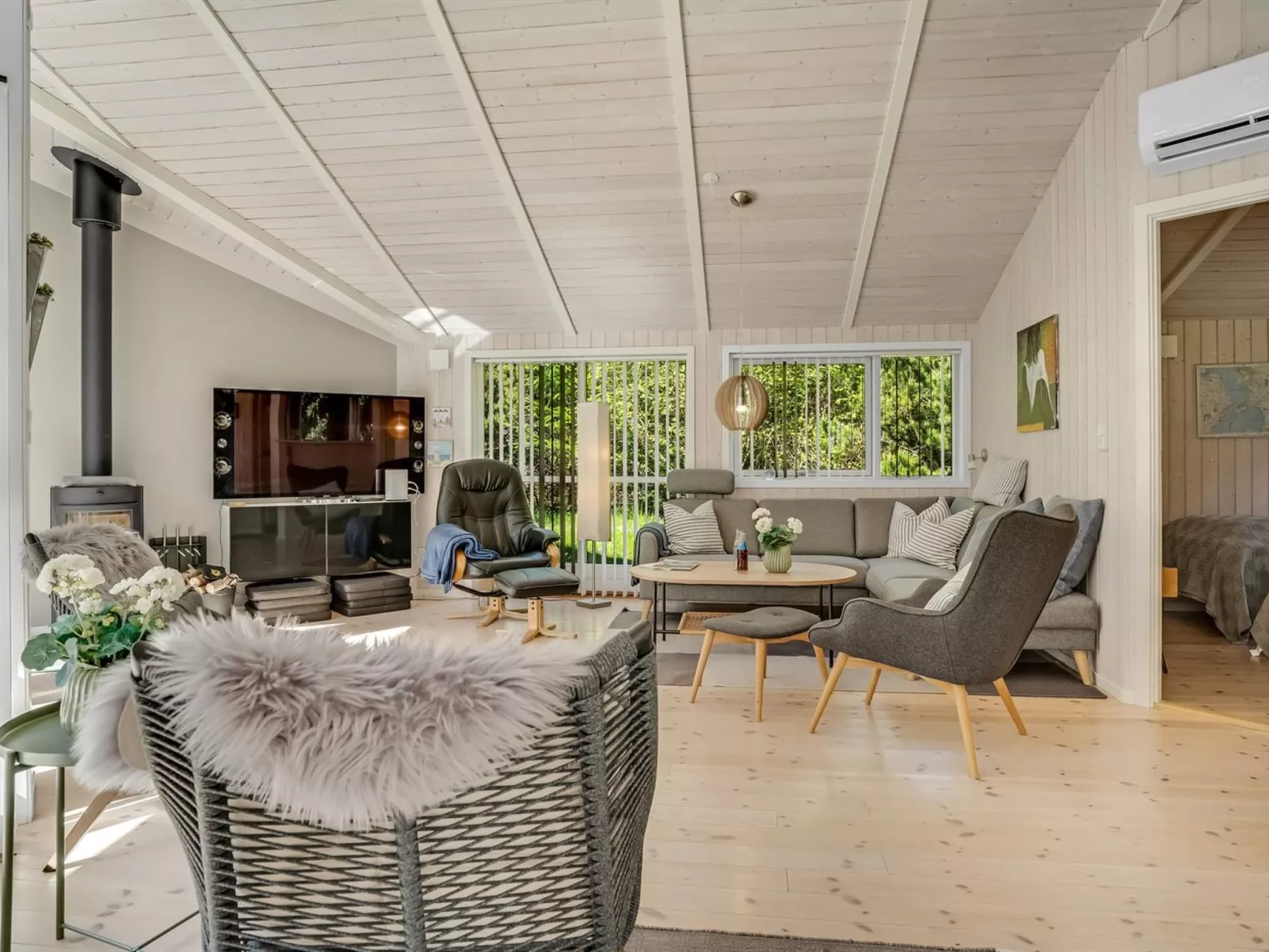 "Atti" - 500m to the fjord-Drinnen