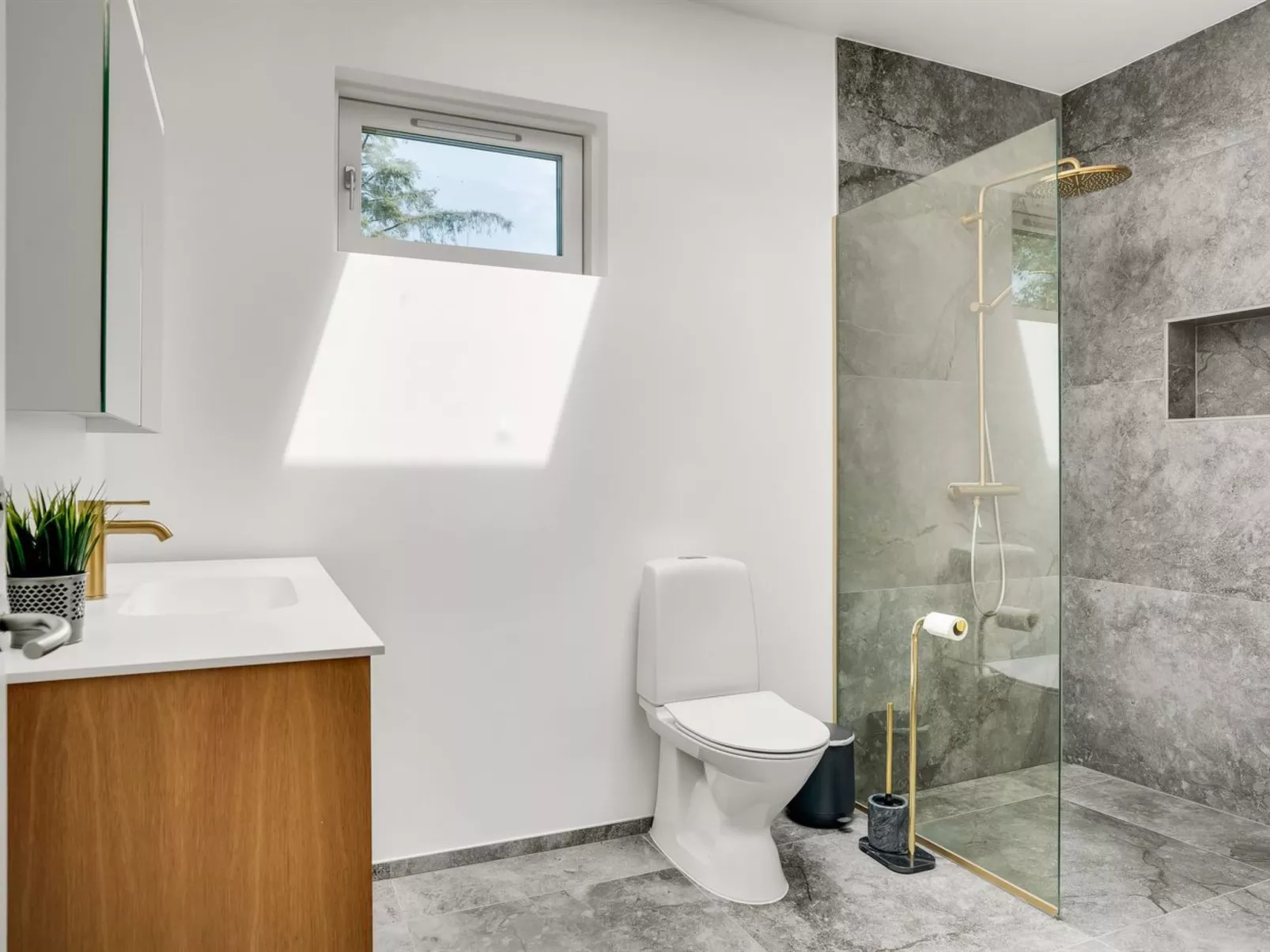 "Jonas" -  from the sea-Dedans