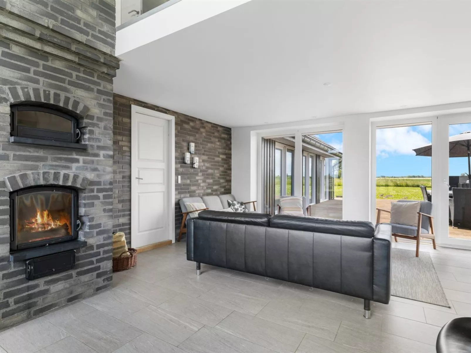 "Ung" - 460m from the sea-Inside