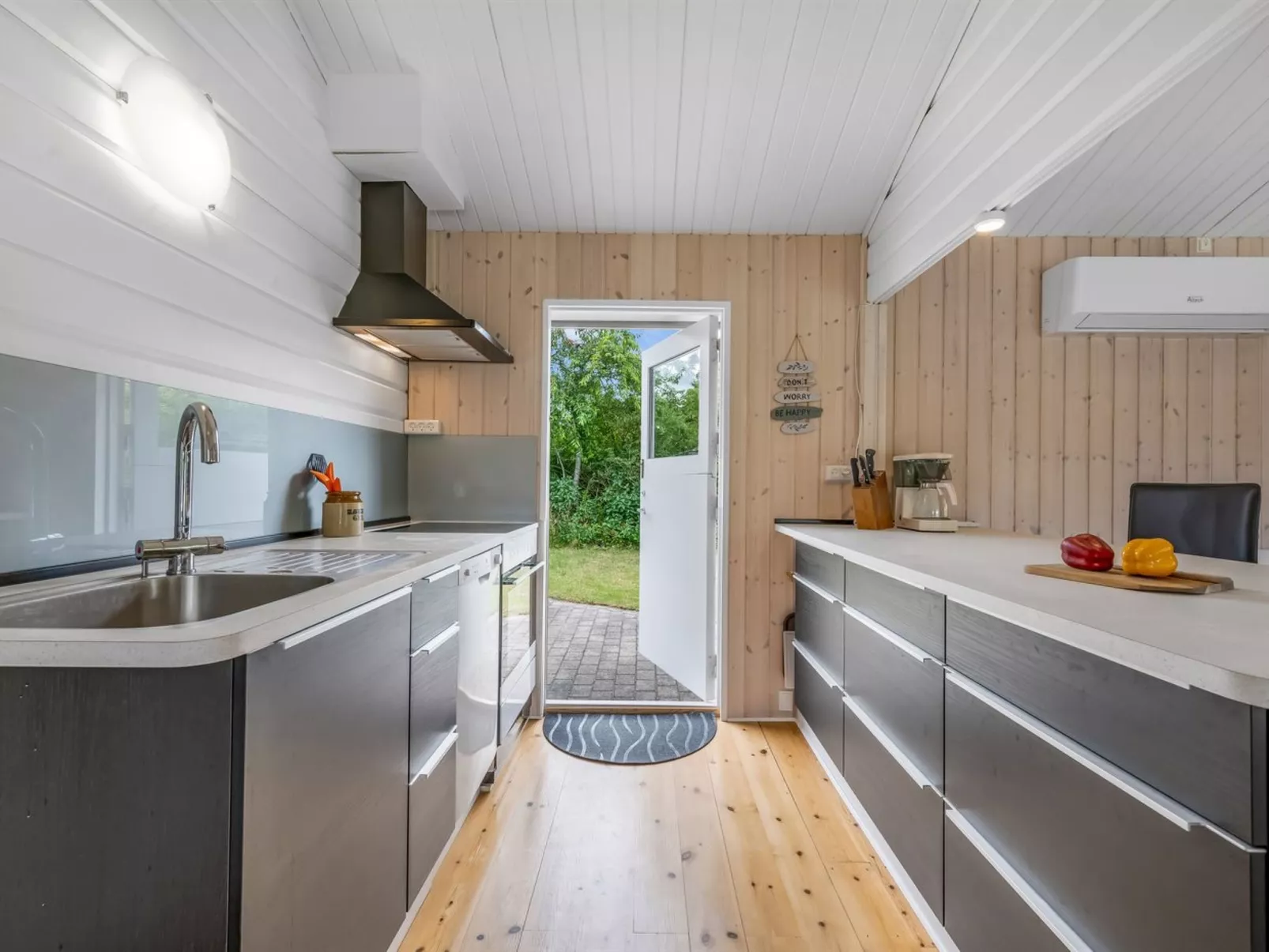 "Blesse" - 500m to the fjord-Drinnen