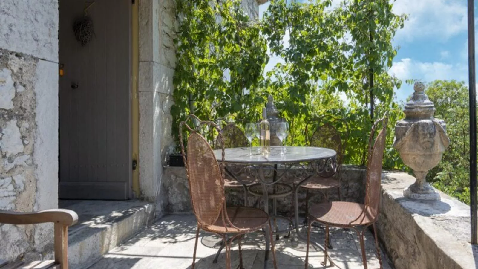 Grenadiers-Terrace balcony