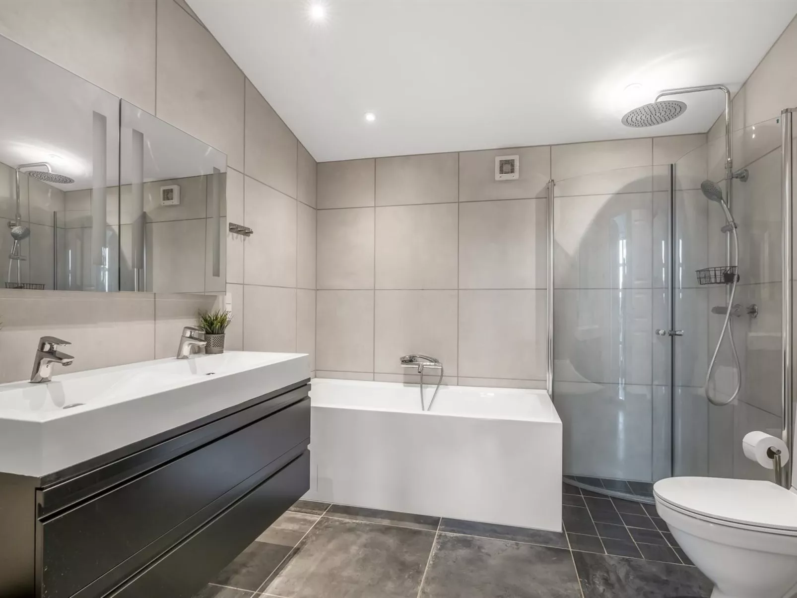 "Missa" - 2km to the fjord-Dedans